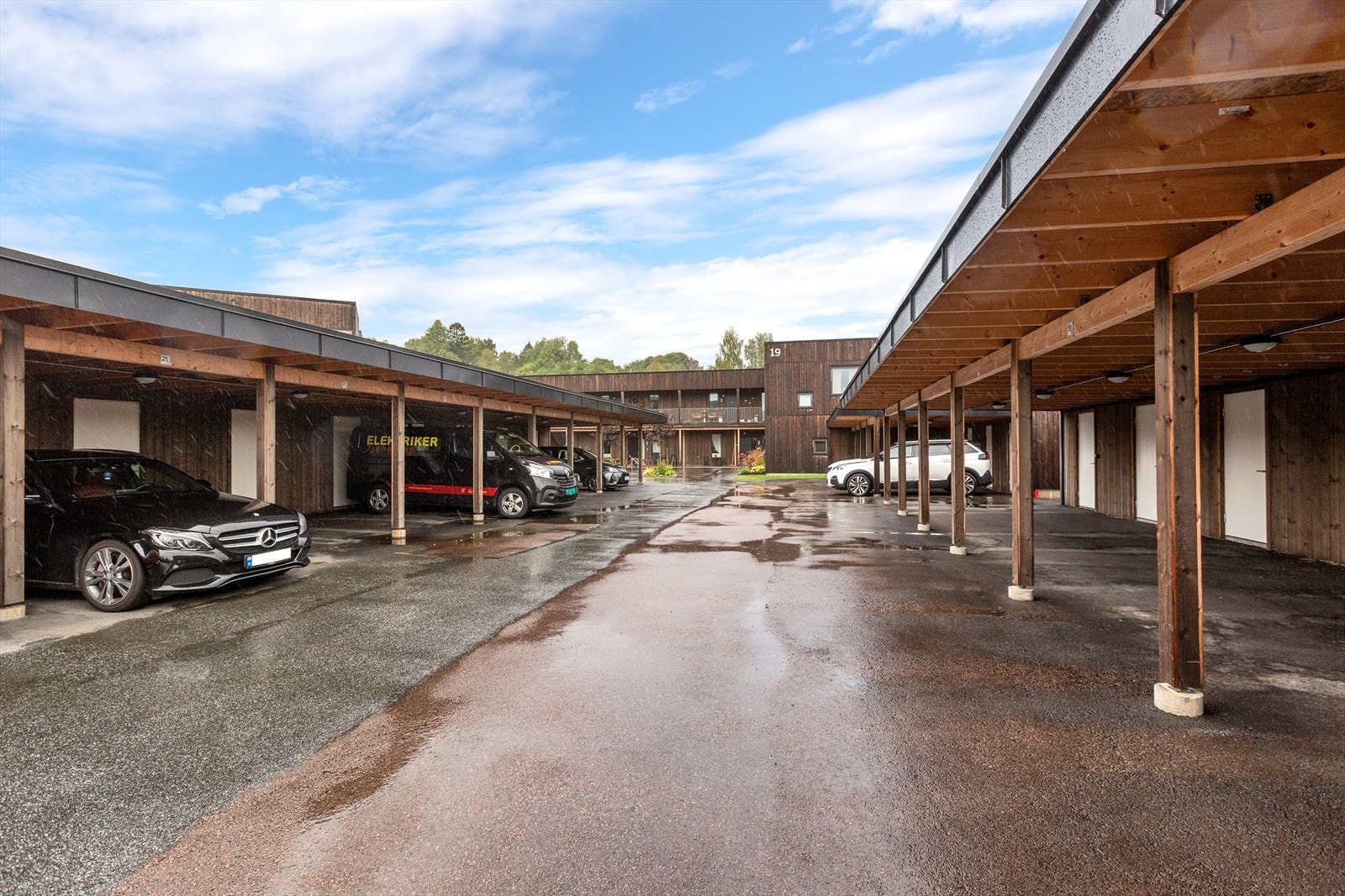 Egen parkeringsplass i felles carportanlegg. Her er det også en sportsbod på ca. 5 kvm Galleribilde