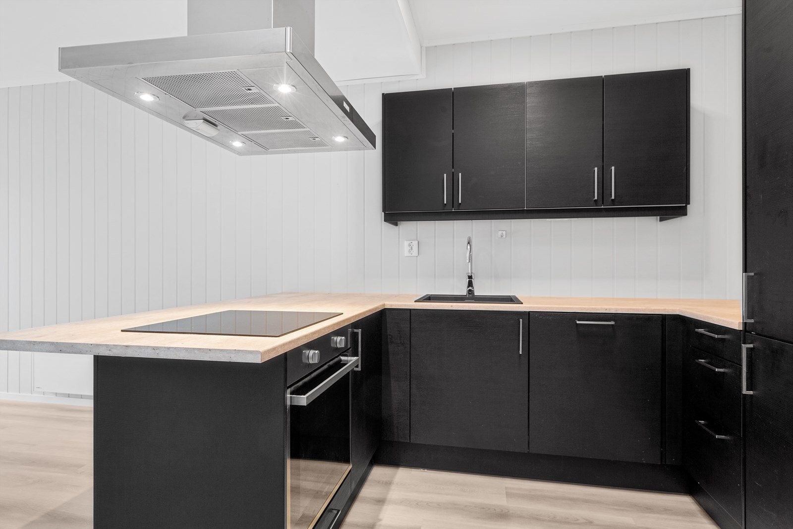 Pen kjøkkeninnredning med fra Mesterkjøkken med integrerte hvitevarer Galleribilde