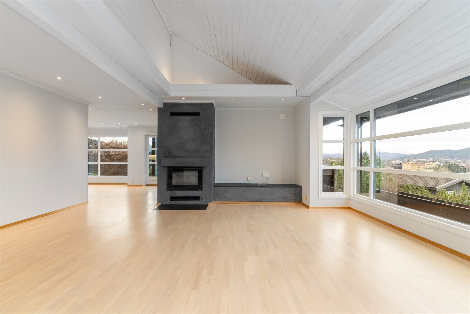 God takhøyde og lysmalte overflater. Galleribilde