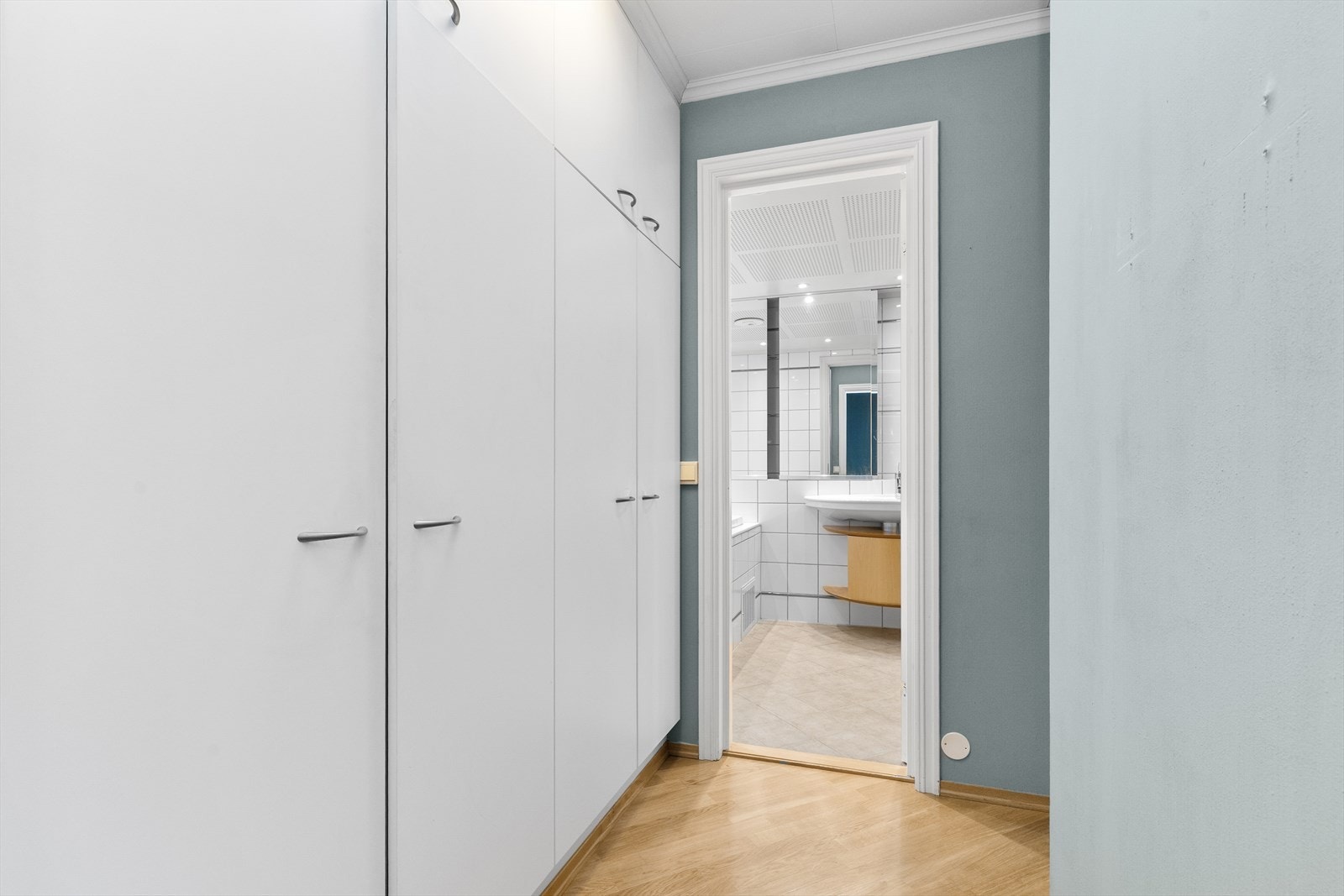 Garderobe. Galleribilde