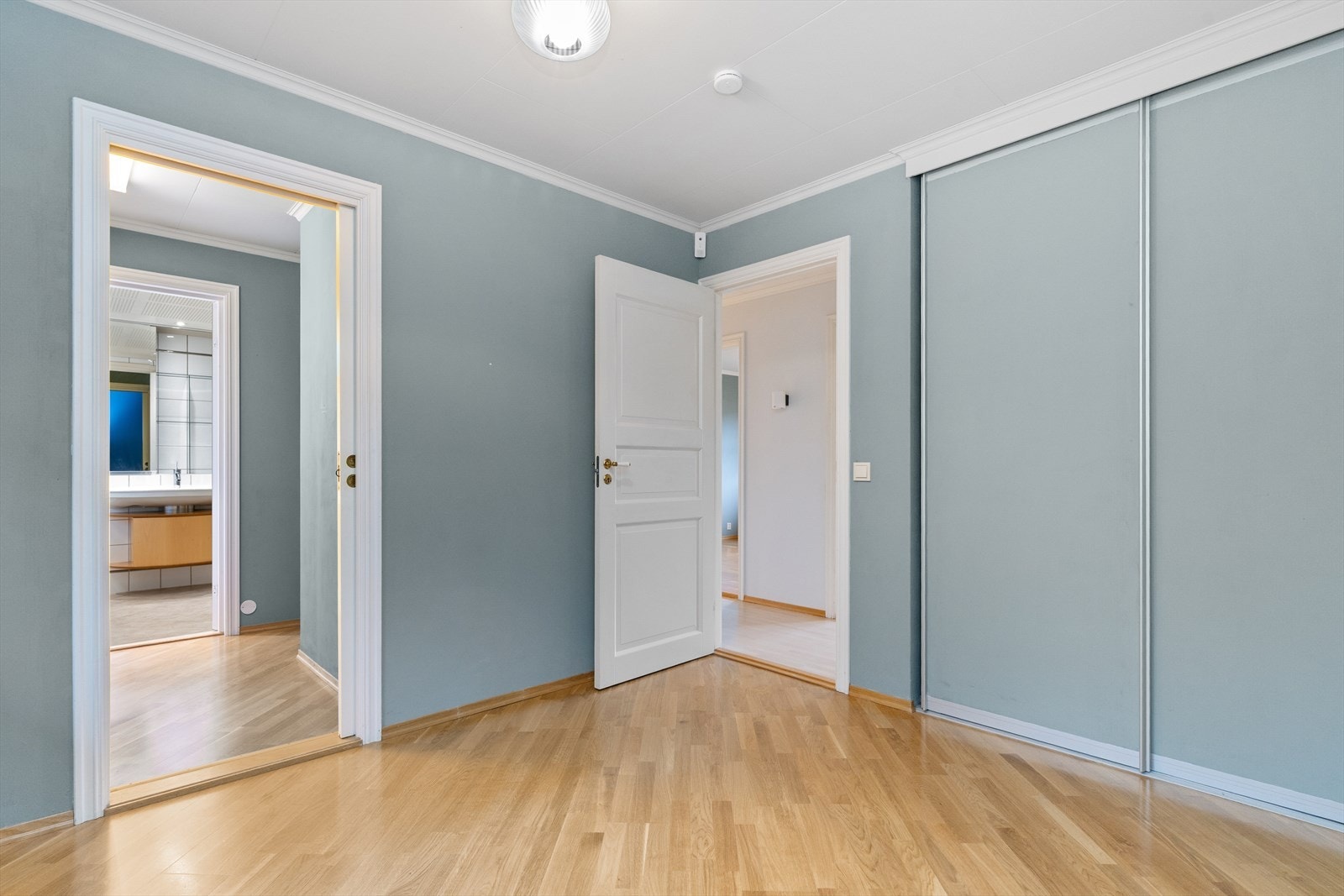 Garderoberom mellom soverommet og badet. Galleribilde