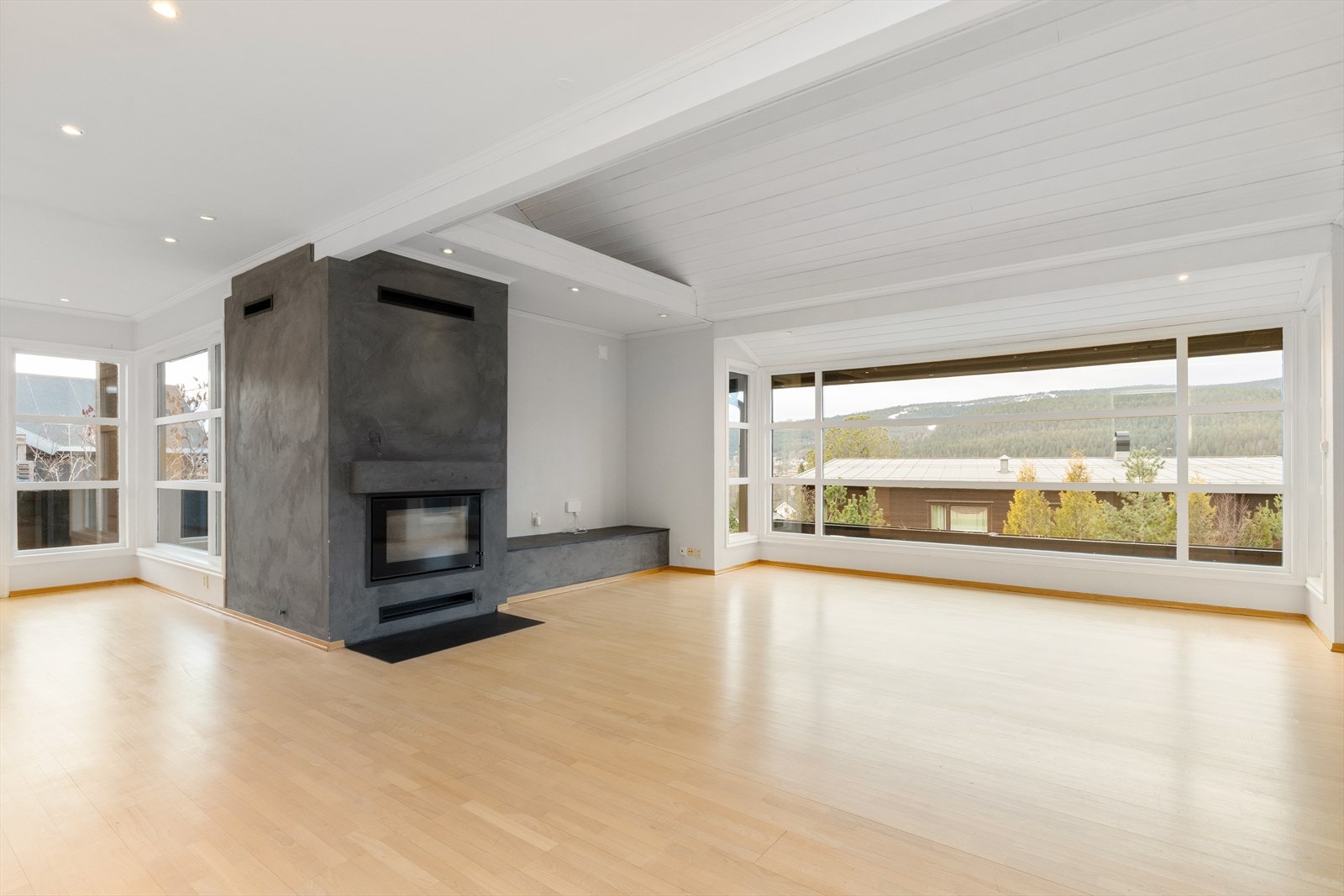 Moderne ildsted. Galleribilde