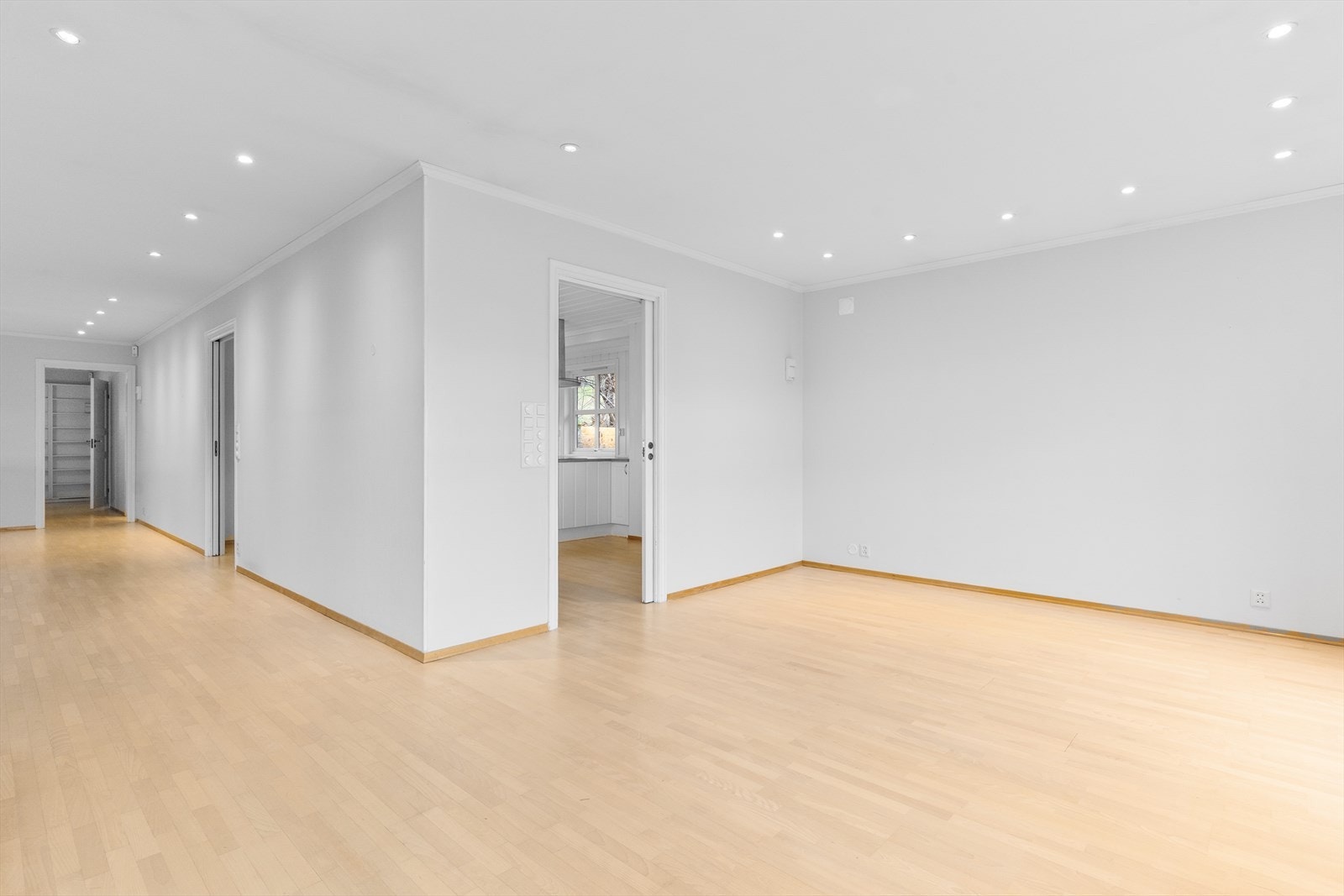 God plass til spisestue med umiddelbar adkomst til kjøkkenet. Galleribilde