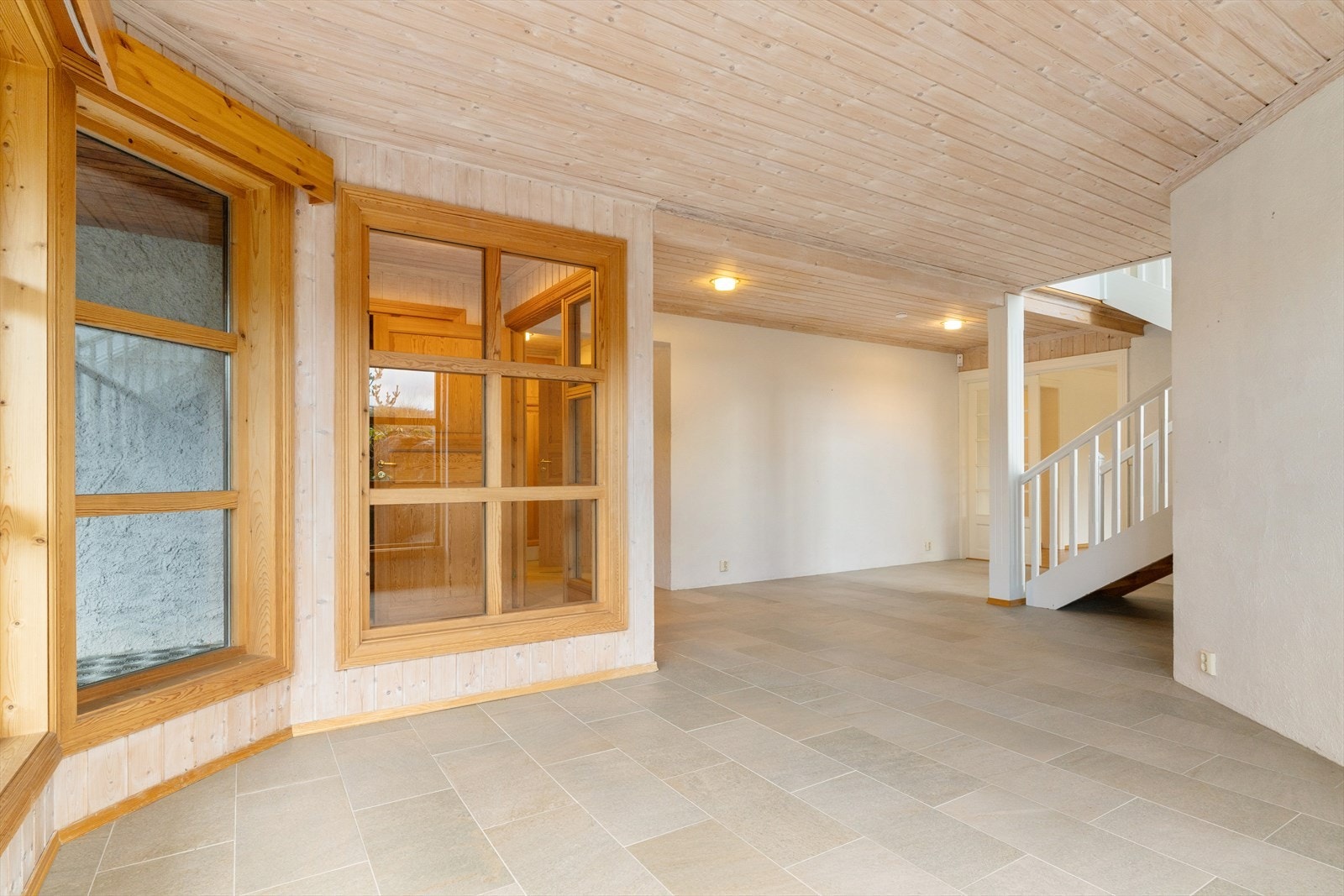 Romslig hall og trapp opp til 1. etasje. Galleribilde