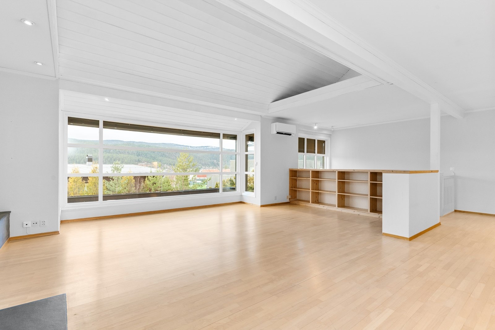 Stor og lys stue i 1. etasje. God plass til møblering. Galleribilde