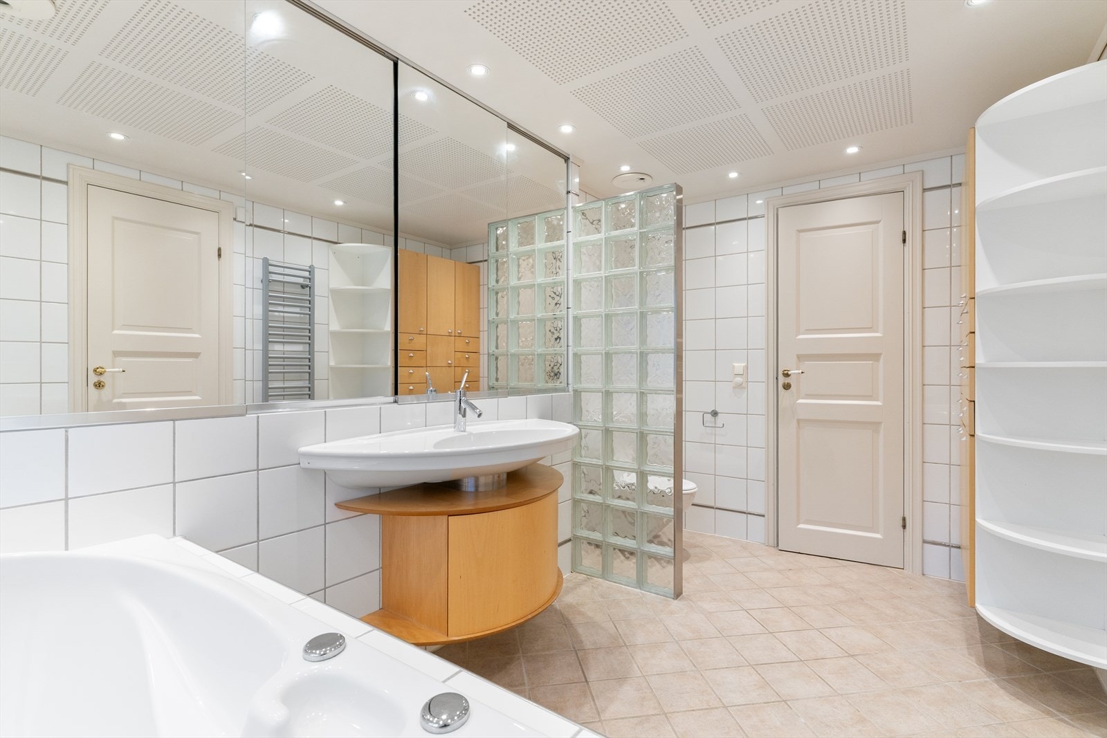 Flislagt bad med varme i gulvet. Toalett, innredning og badekar. Galleribilde