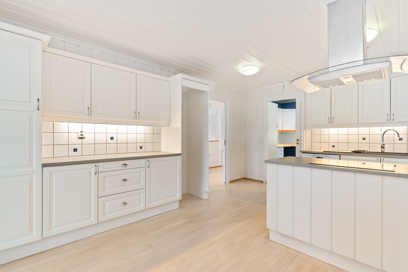 Godt med skap- og benkeplass. Plass til frittstående kjøleskap. Galleribilde