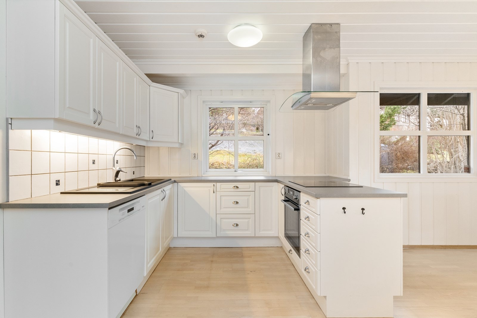 Lys profilert kjøkkeninnredning med int. hvitevarer. Galleribilde