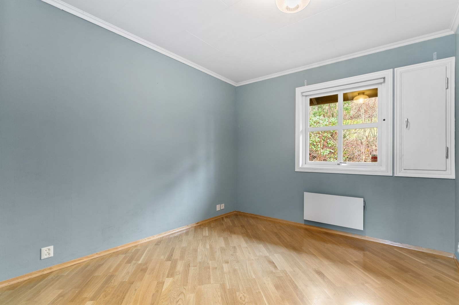 Hovedsoverommet har garderoberom med inngang til badet. Galleribilde