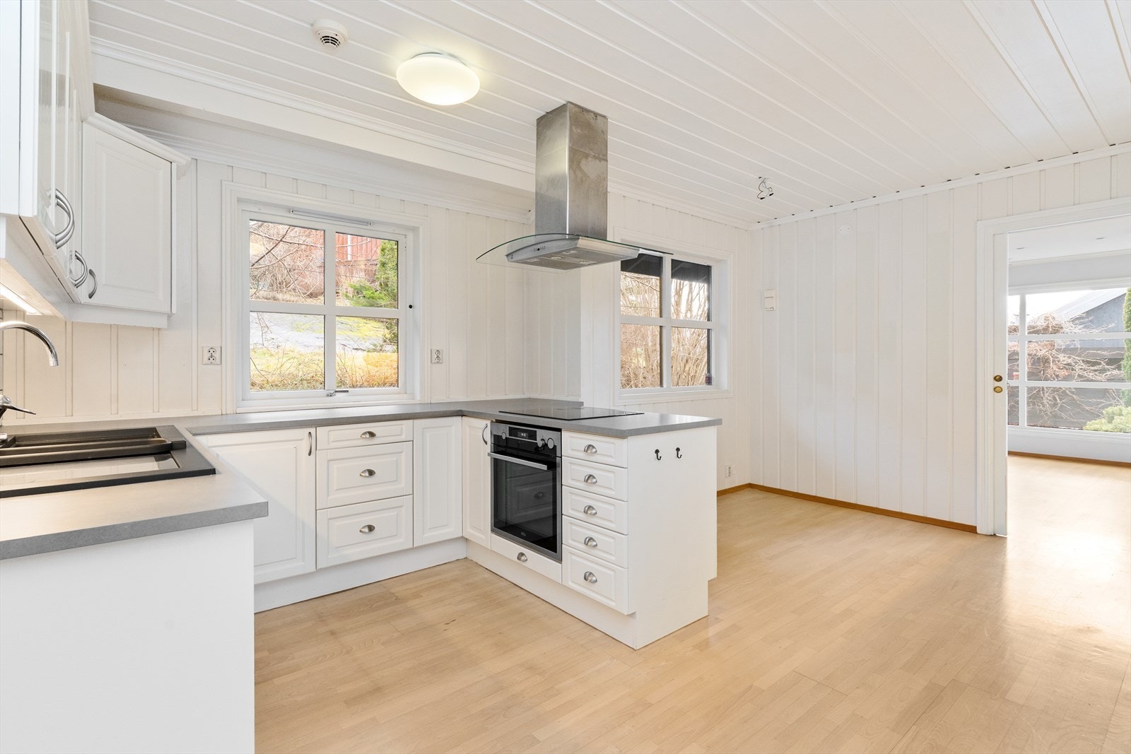 Det er god plass til frokostbord og stoler på kjøkkenet. Galleribilde