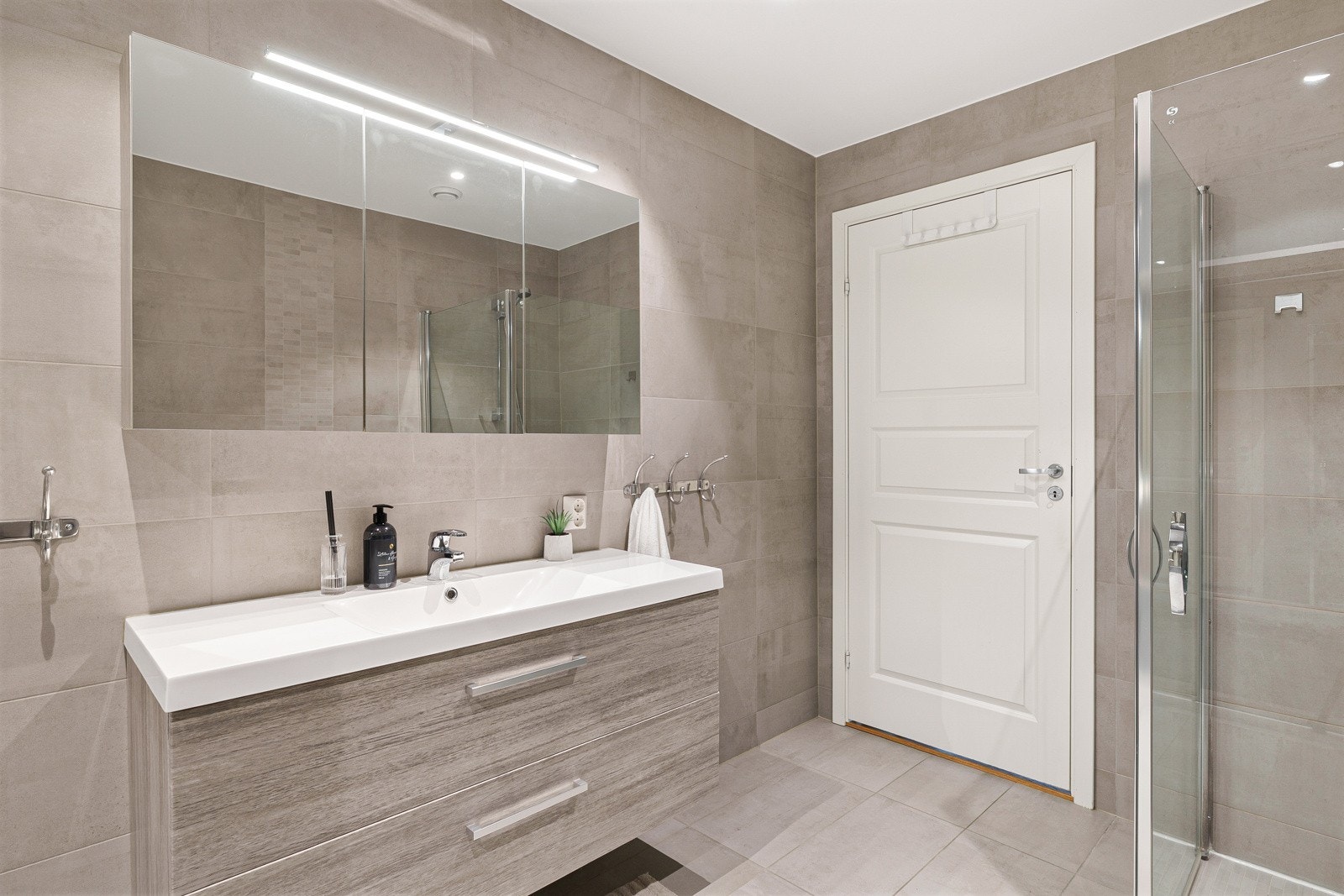 Varmekilder i boligen er varmepumpe peis og varmekabler. Galleribilde