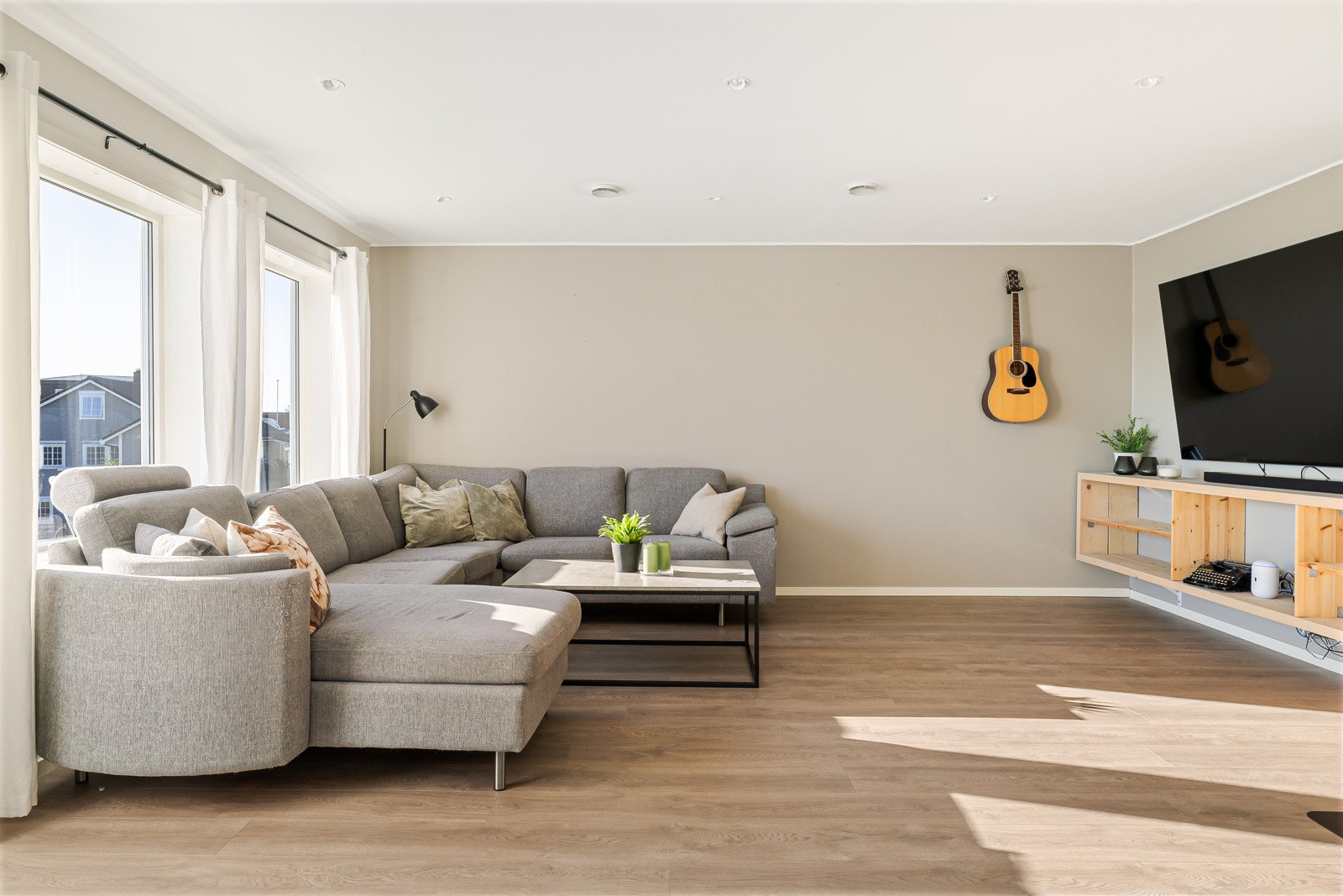 Leiligheten ligger i høy 2. etasje og fremstår som moderne, lys og velholdt - et hjem som gir et friskt og nytt inntrykk. Den er oppført i 2016 og bærer preg av tidsriktige materialvalg og kvaliteter som gjør hverdagen både behagelig og praktisk. Galleribilde