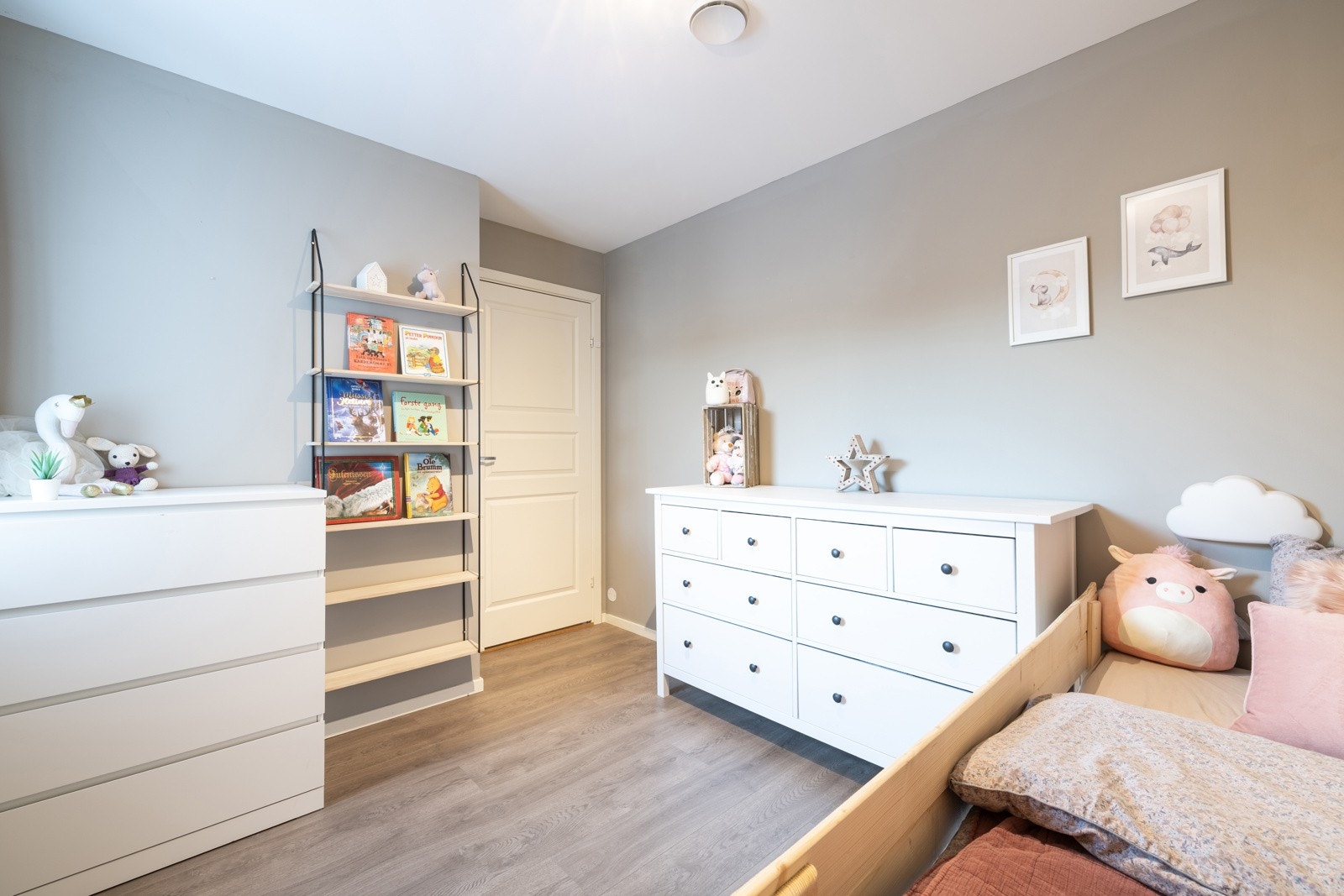 Fellesnevner for begge rommene er at de rommer god størrelse, noe som gir muligheter for fleksibel møblering. Galleribilde