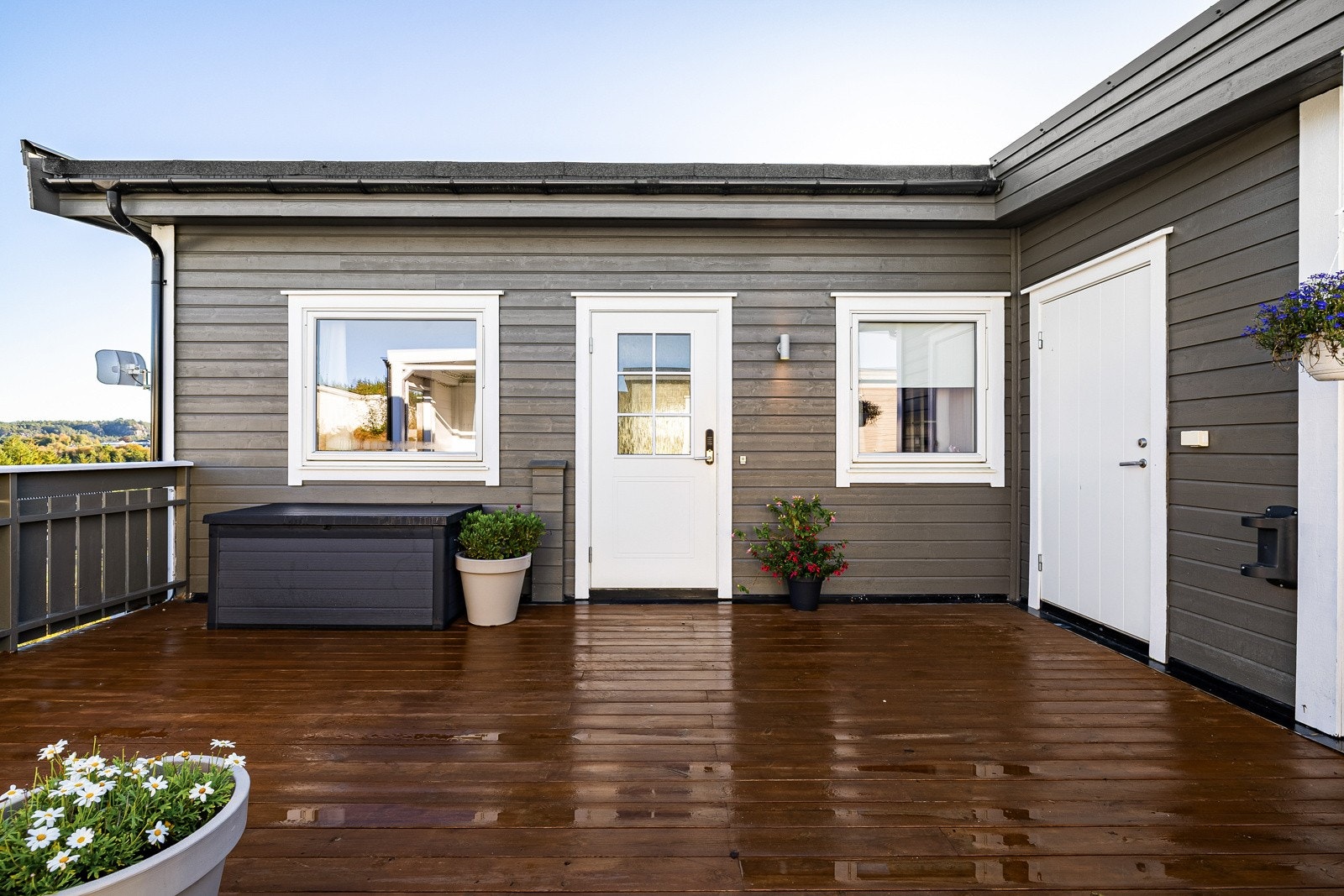 Boligen kan virkelig skilte med flotte utearealer som gjør at du kan nyte livet ute store deler av året. Galleribilde