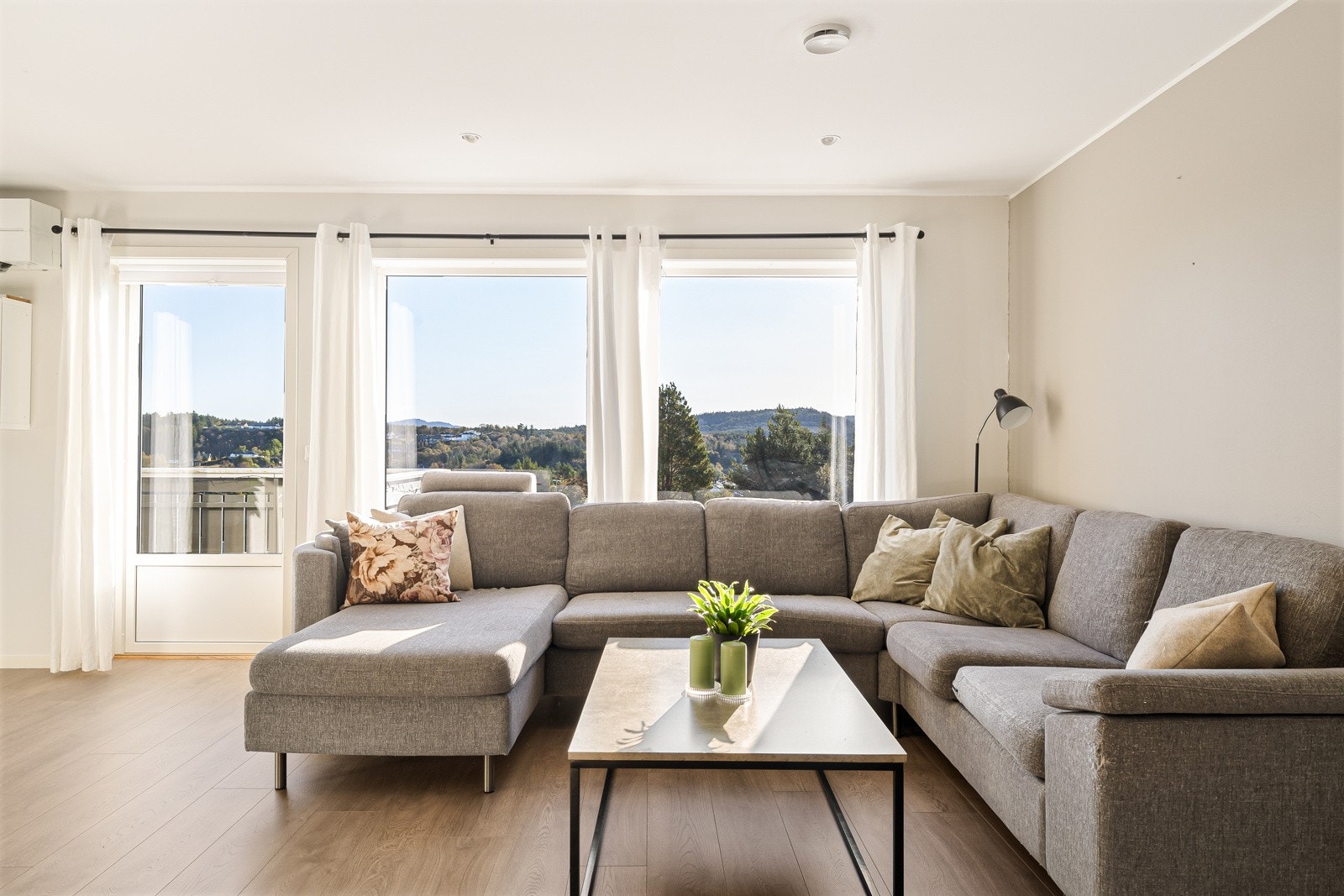 Leiligheten består av to soverom, delvis stue/kjøkken løsning, bad, utvendig bod samt uteområdet på bakside og fremside. Galleribilde