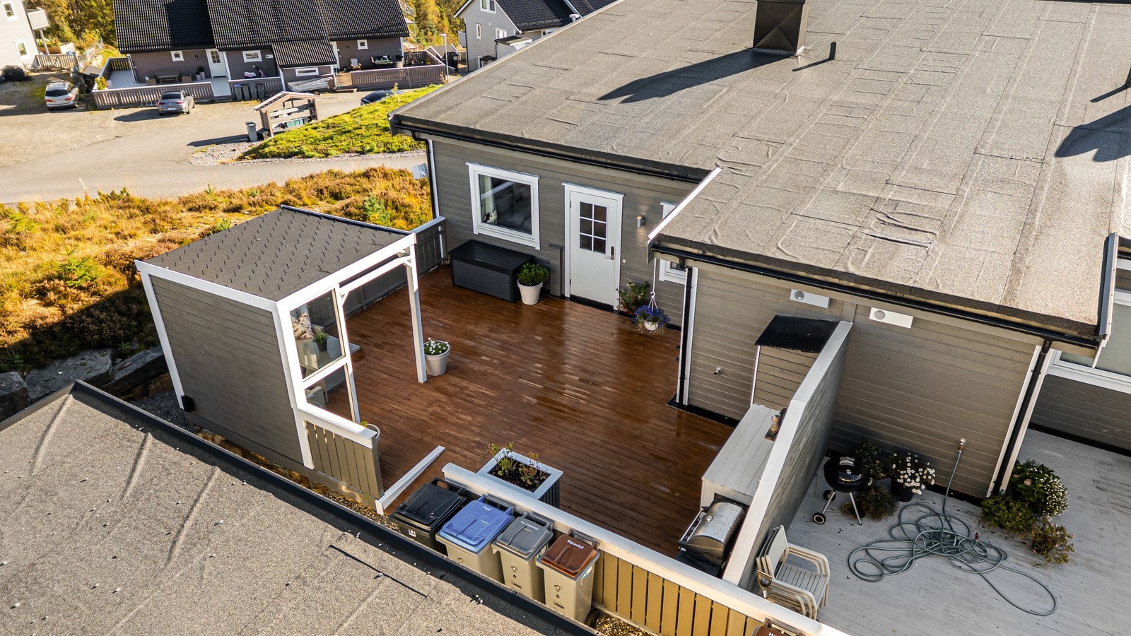 Her kan du samle venner og familie til hyggelige måltider, eller bare lene deg tilbake med en kopp kaffe i solen. Galleribilde