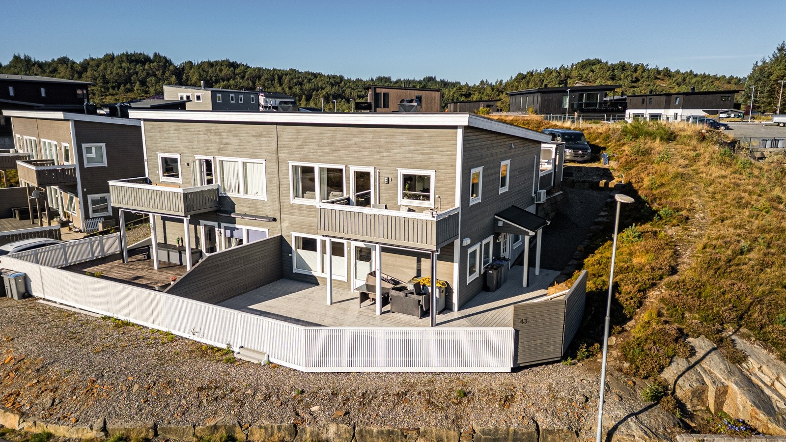 Kombinasjonen av stor platting og altan gir svært gode muligheter for både avslapning, lek og sosiale stunder - en klar bonus for deg som verdsetter gode uteplasser og et hjem som inviterer til å leve litt mer utendørs. Galleribilde