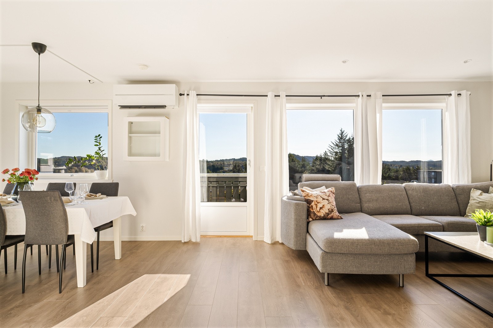 Store vindusflater som gir rikelig med naturlig belysning. Galleribilde