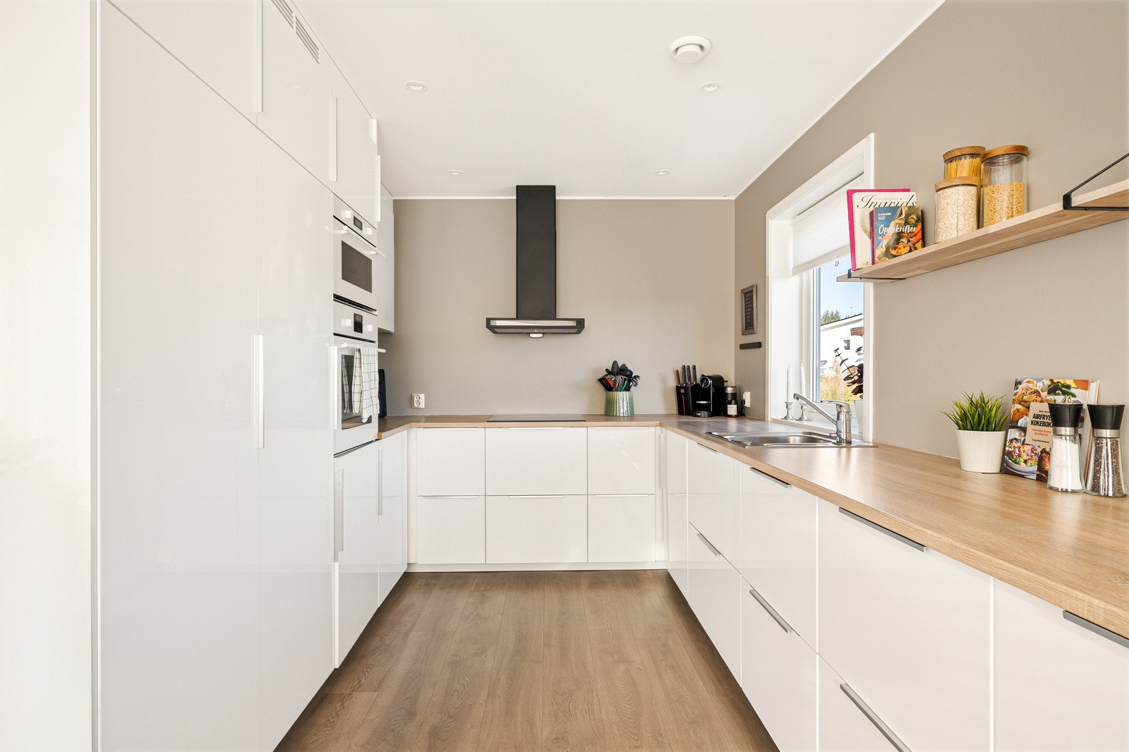 Kjøkkenet er fra IKEA (2016). Fryseskap, kjøleskap, ovn Micro og oppvaskmaskin er kjøpt nytt fra 2024. Galleribilde