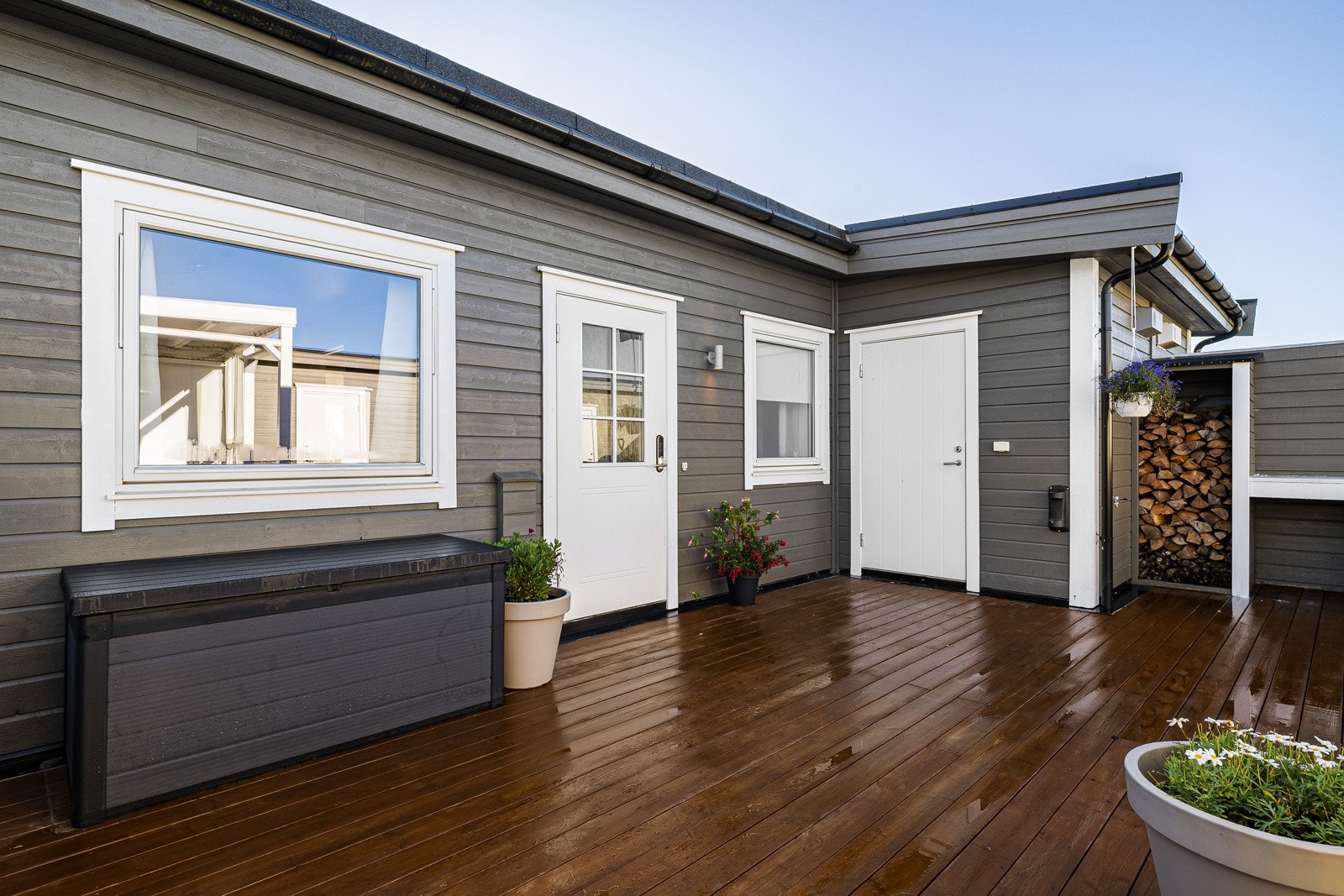 Den store plattingen gir rikelig med plass til både sittegrupper, grill, varmelamper og det du ellers måtte ønske for å skape en koselig uteplass. Galleribilde