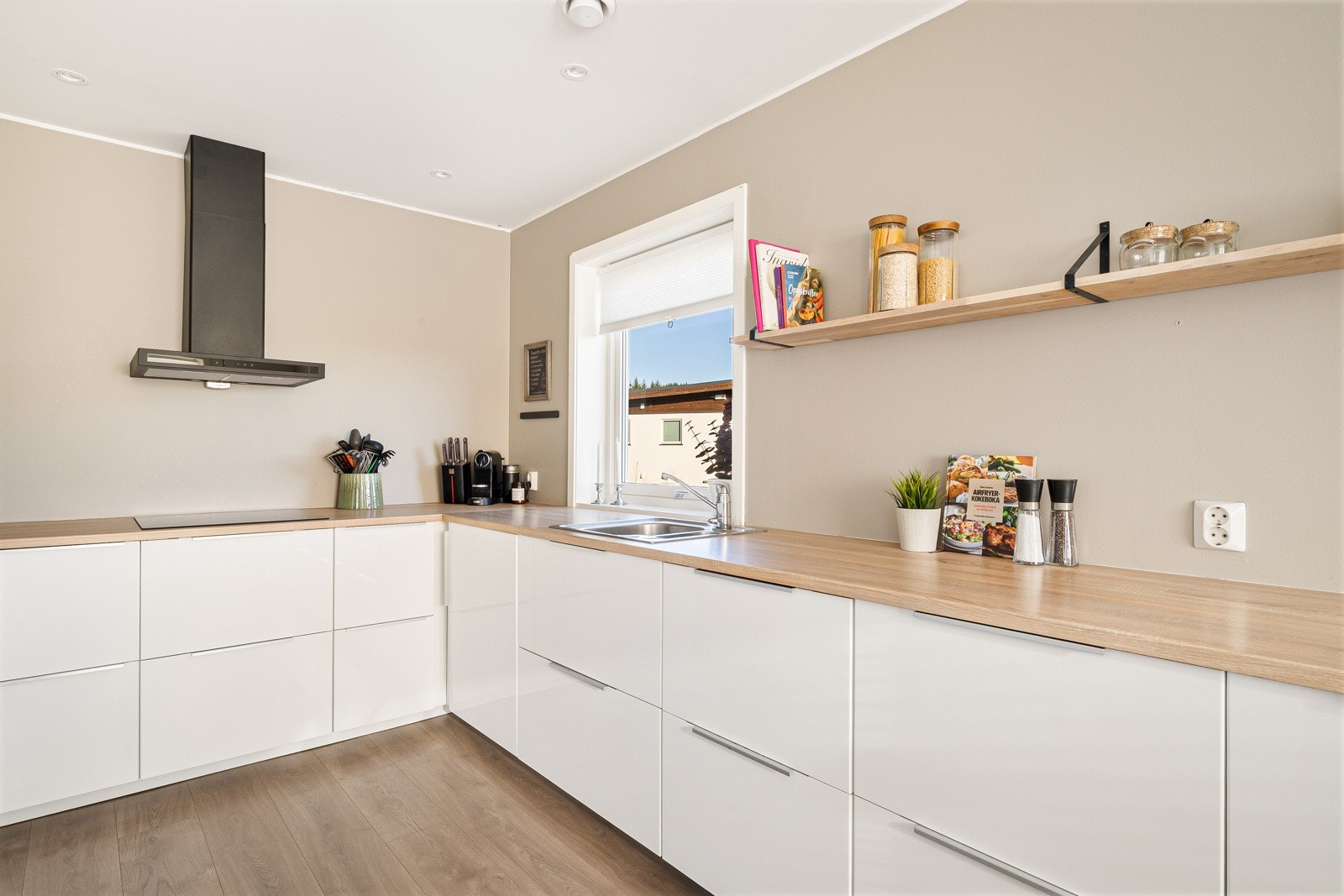 Et praktisk og romslig kjøkken med plass til alt man måtte ønske. Galleribilde