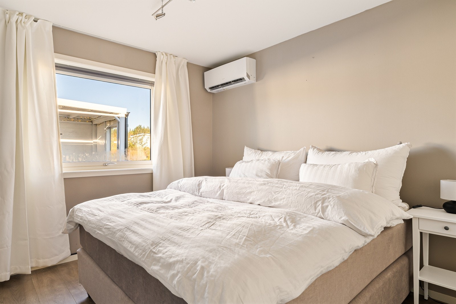 Rommets størrelse gir mulighet for garderobe og seng av størrelse Galleribilde