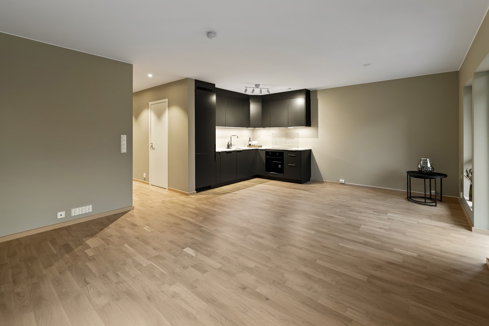 Plass til både spisestue og sofagruppe. Galleribilde