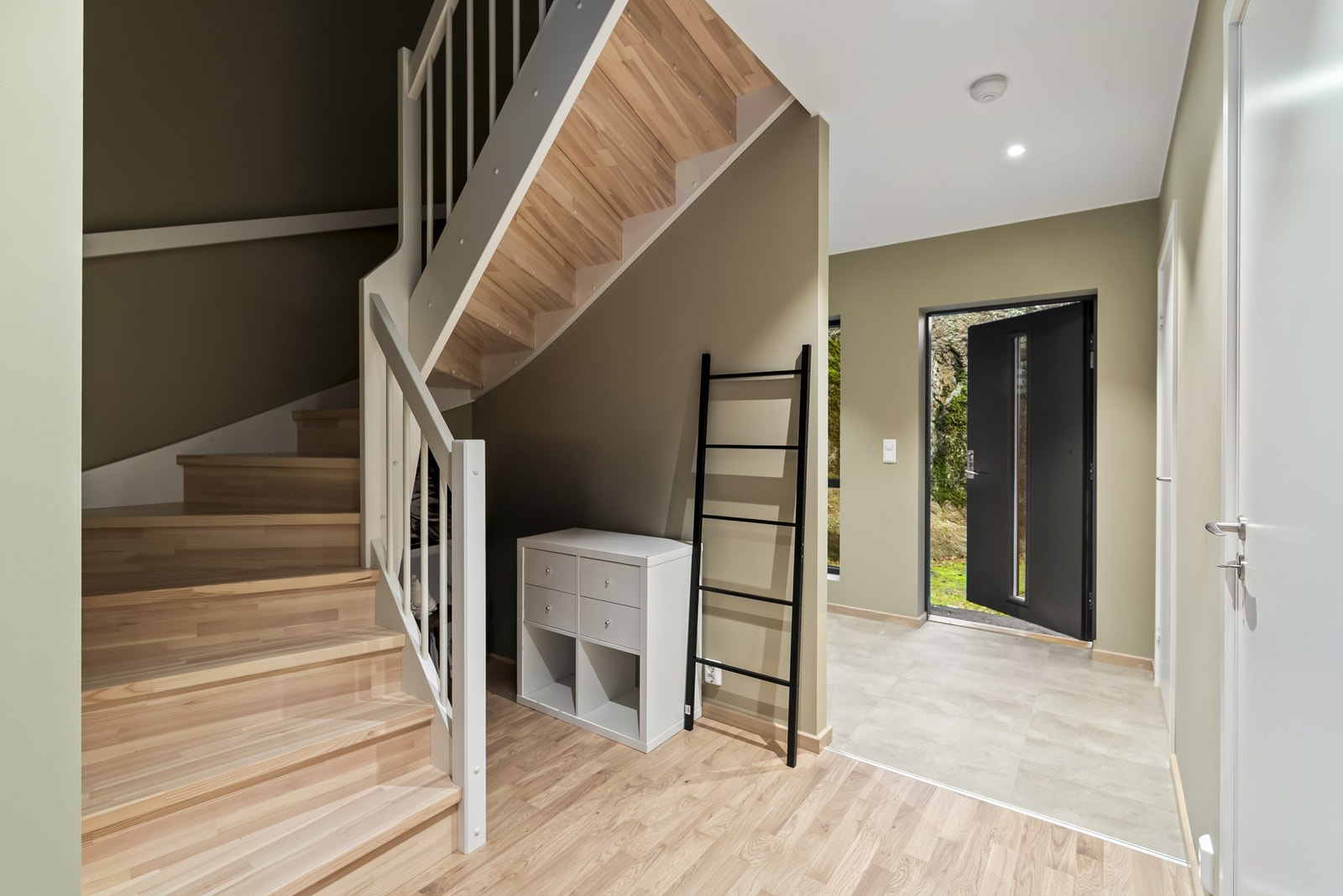 Trapp opp til 2.etg. Galleribilde