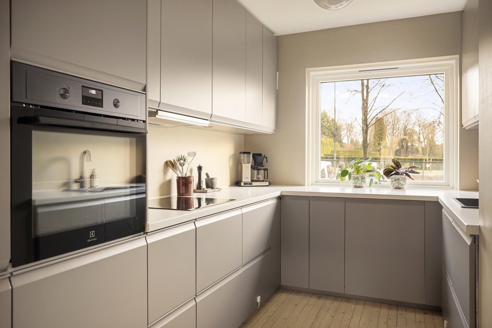 Nytt kjøkken fra 23/24. Rikelig med oppbevaring, hvitevarer fra Electrolux. Galleribilde