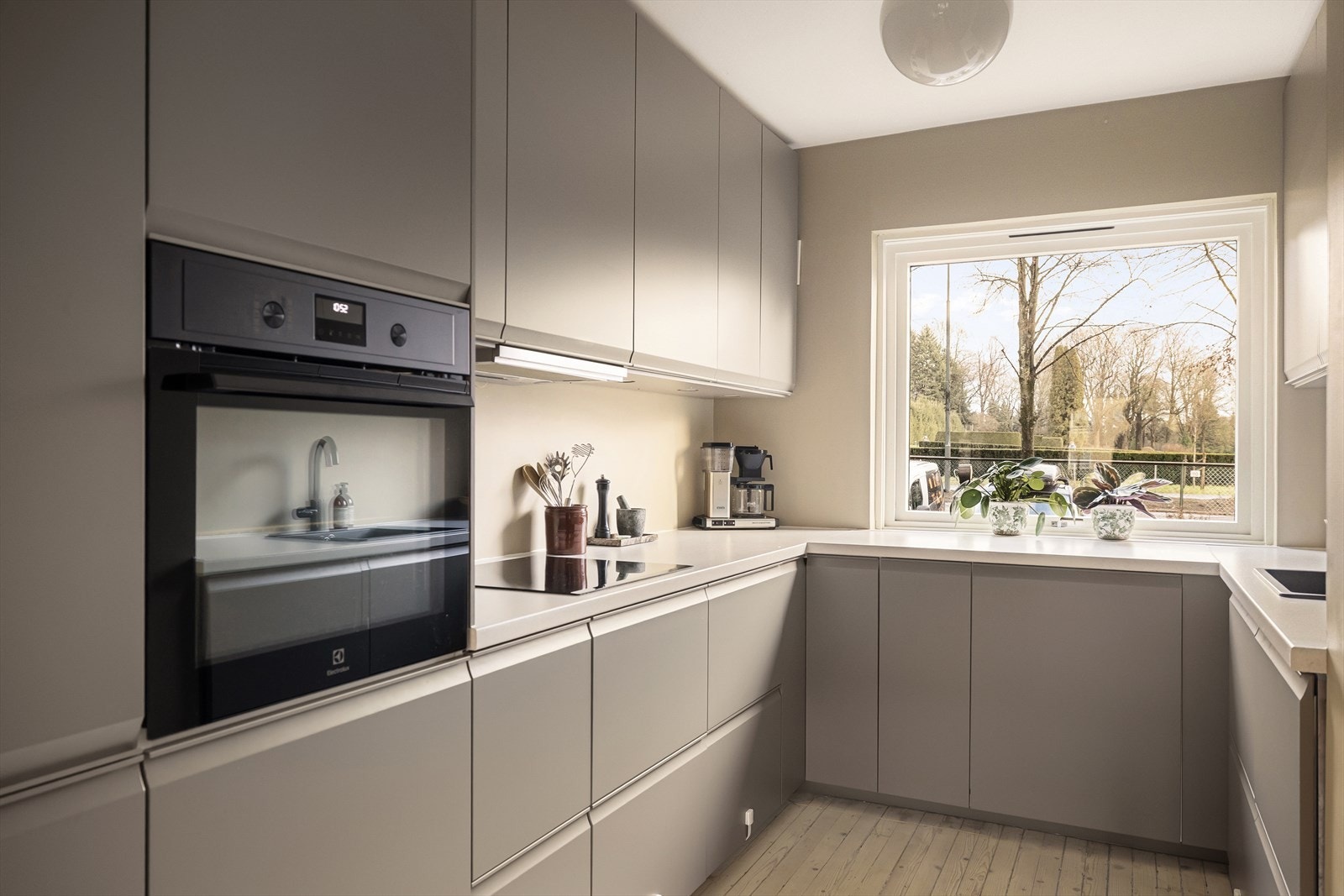 Tidløst, men også tidsriktig. Mye dagslys fra stort vindu. Galleribilde