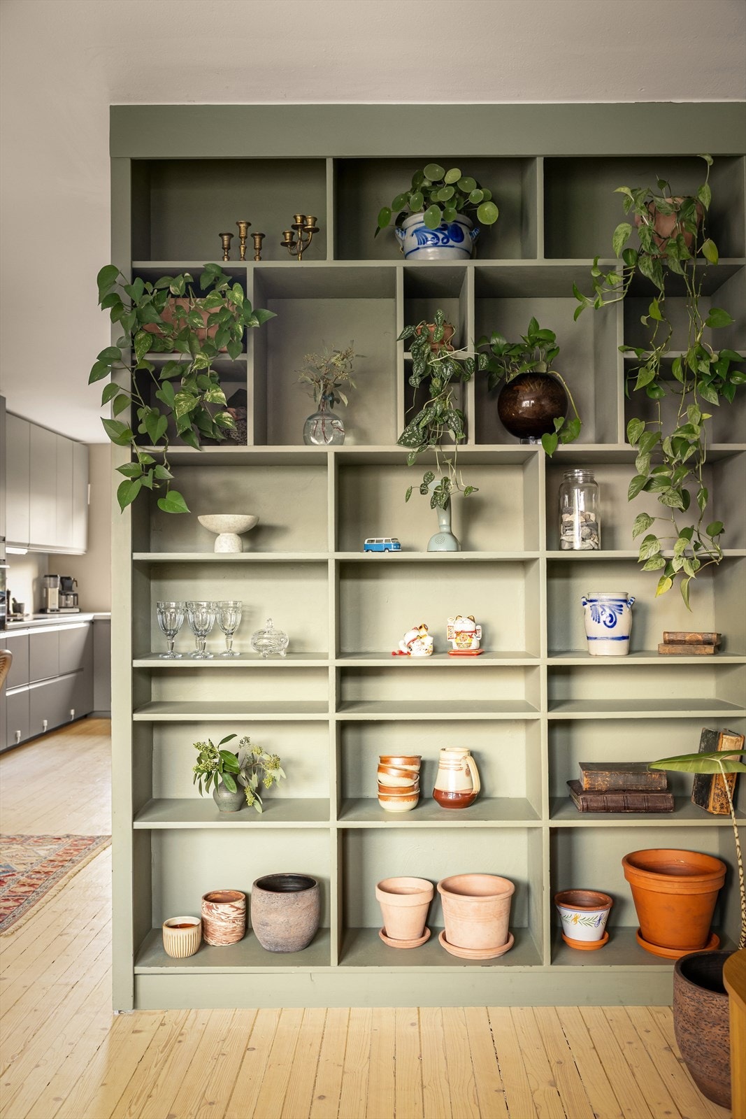 Boligen har en hyggelig hylleseksjon som gir både uttrykk og oppbevaring. Galleribilde