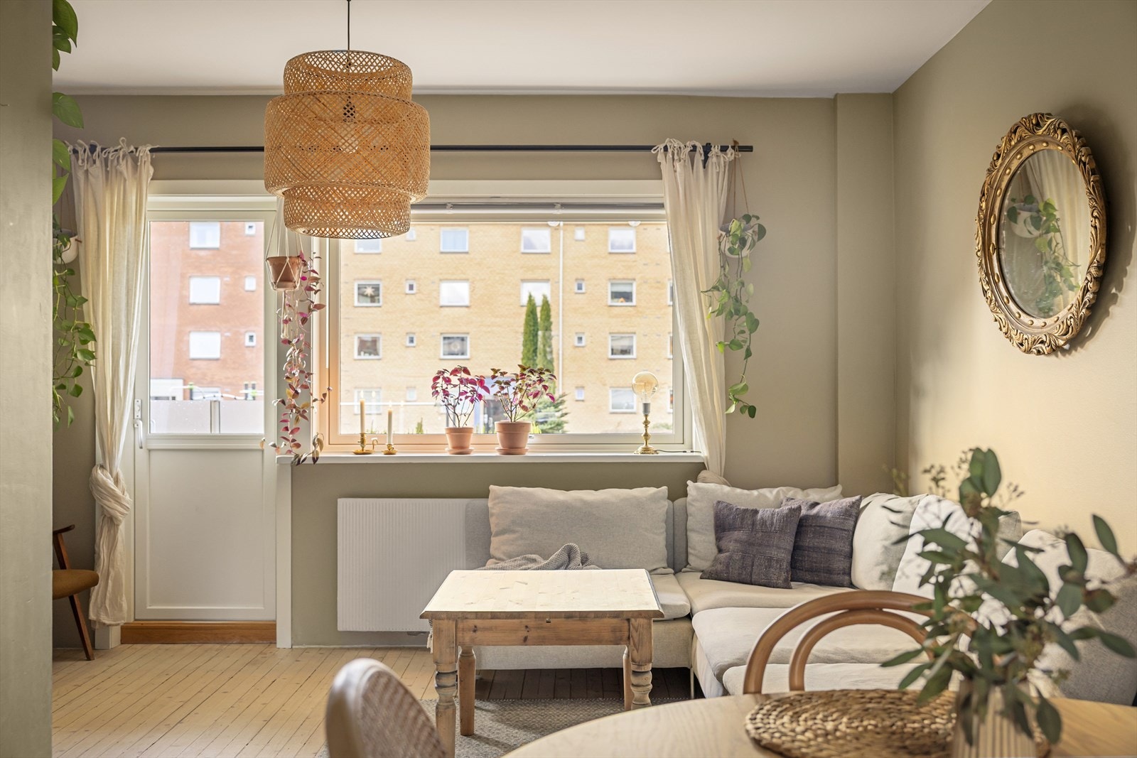 Boligen har et særdeles godt dagslys, og oppleves som lys og romslig. Galleribilde