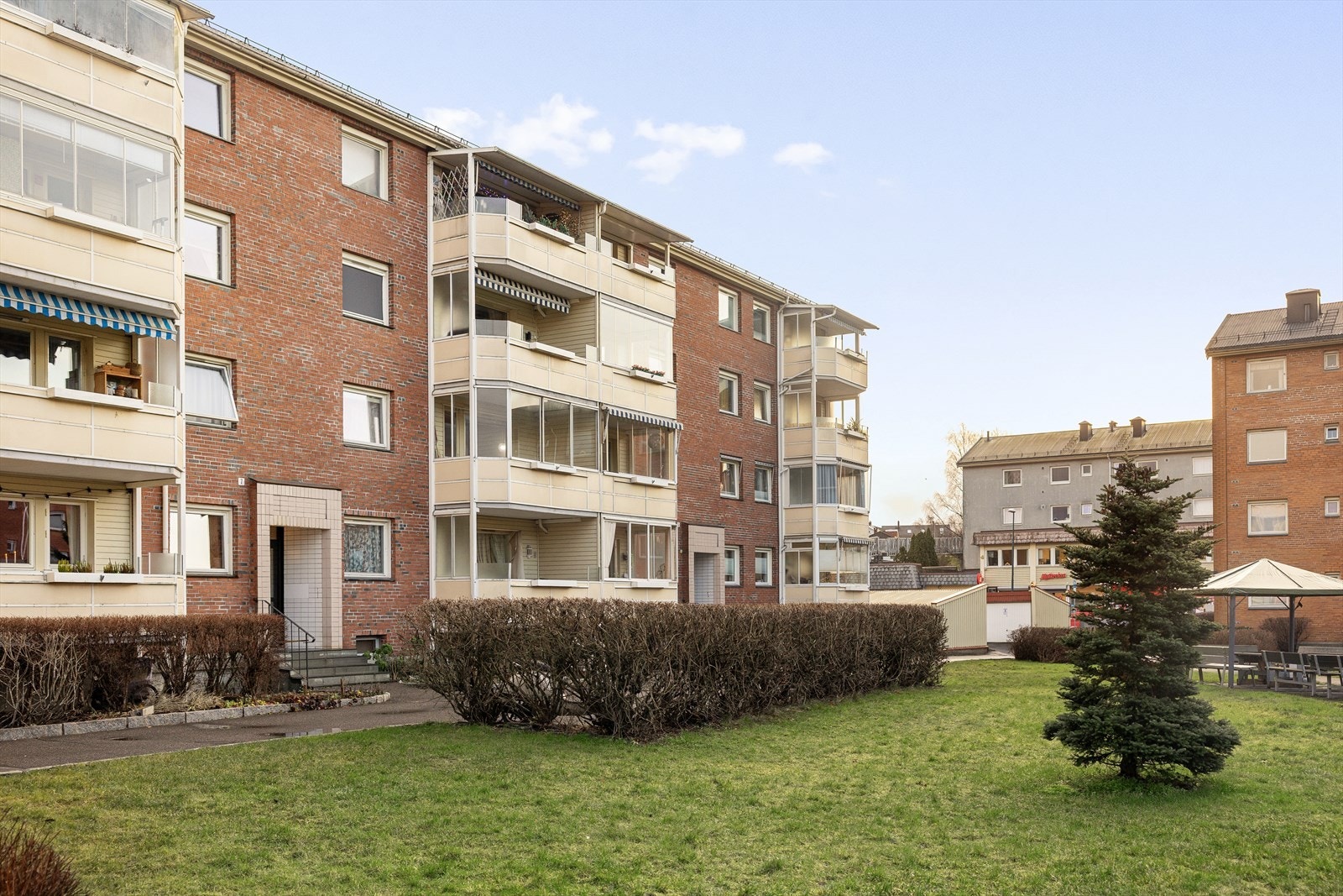 Bebyggelsen er godt kjent i området, og er kjent for sin bruk av teglstein. Galleribilde