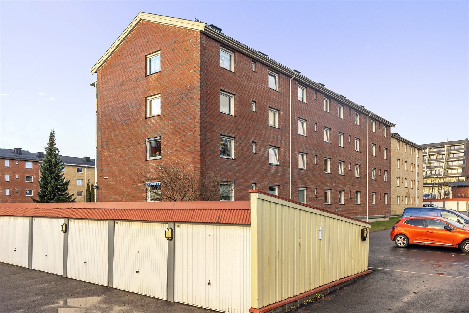 Parkering i garasje. Galleribilde