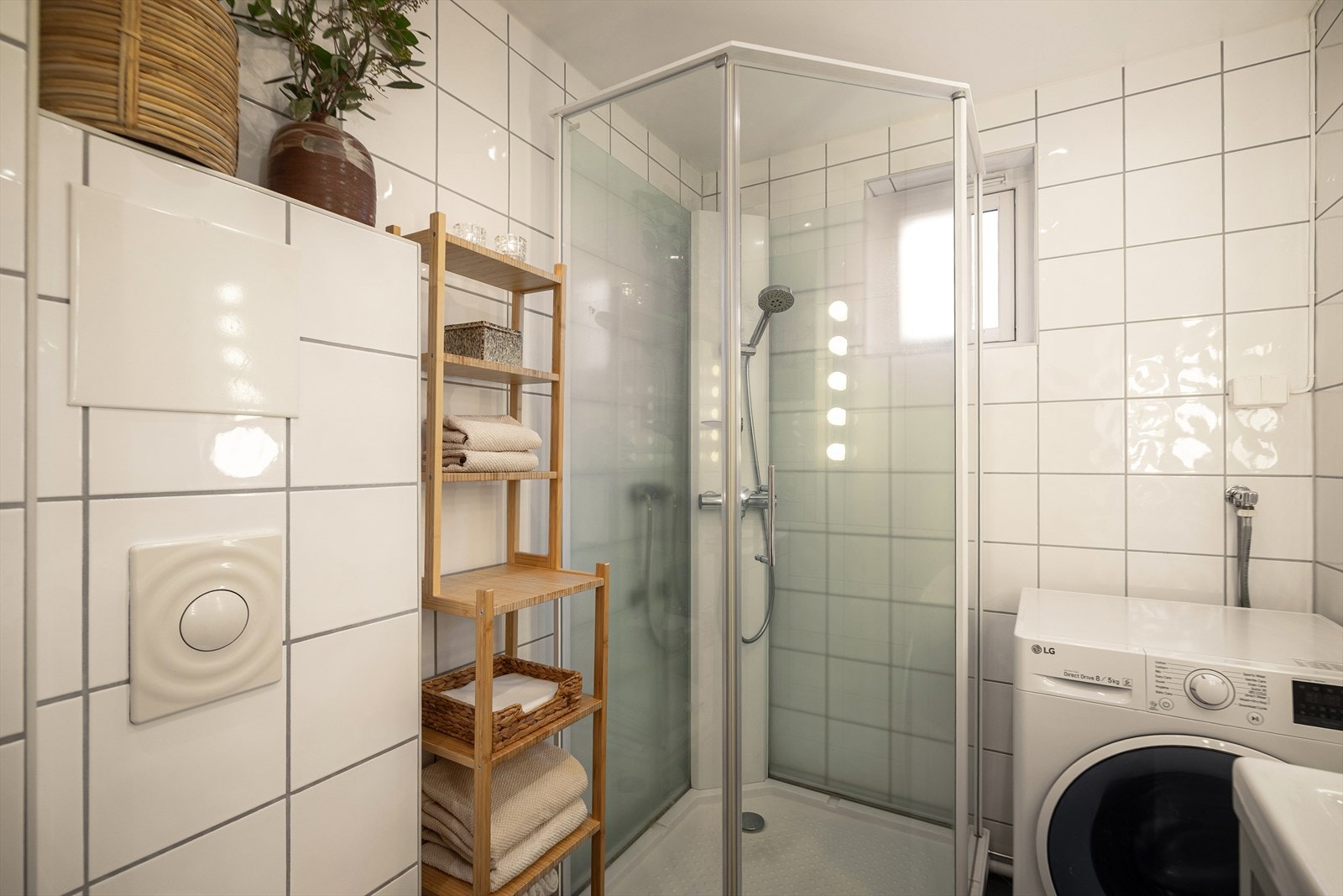 Opplegg for vaskemaskin. Vindu for lufting i tillegg til mekanisk vifte. Galleribilde