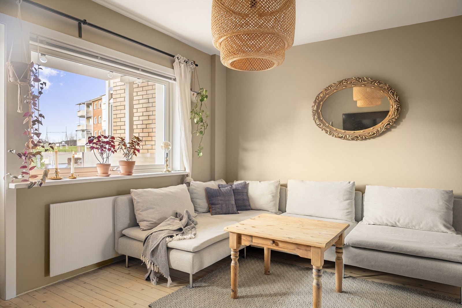 Rommene har dedikerte soner som enkle å innrede. Rommer stor sofa. Varmekilde i alle oppholdsrom. Galleribilde