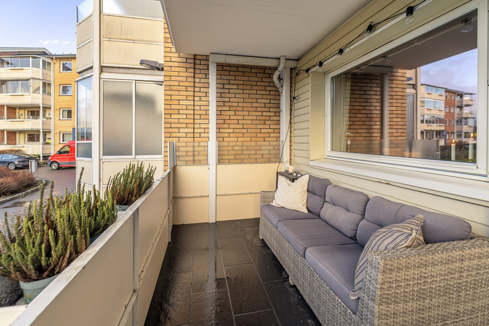 Romslig balkong med utsyn over pent og grønt område. Galleribilde