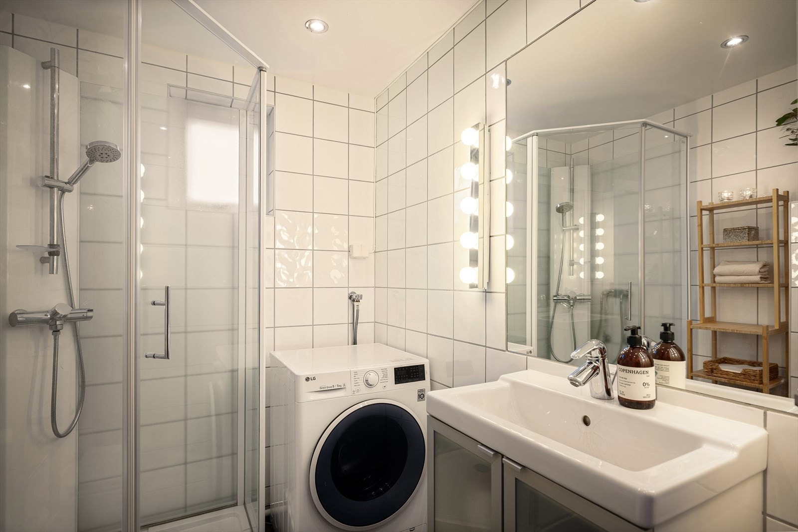 Tidløst baderom gjort i regi av borettslag. Varmekabler på gulv. Spotter i tak. Galleribilde