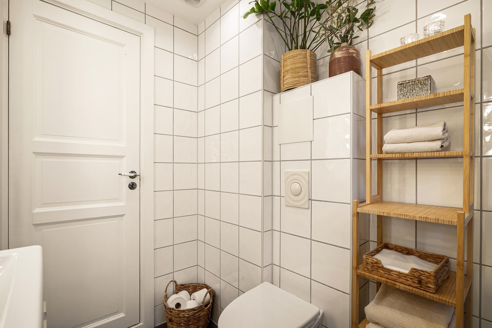 Vegghengt klosett. Galleribilde