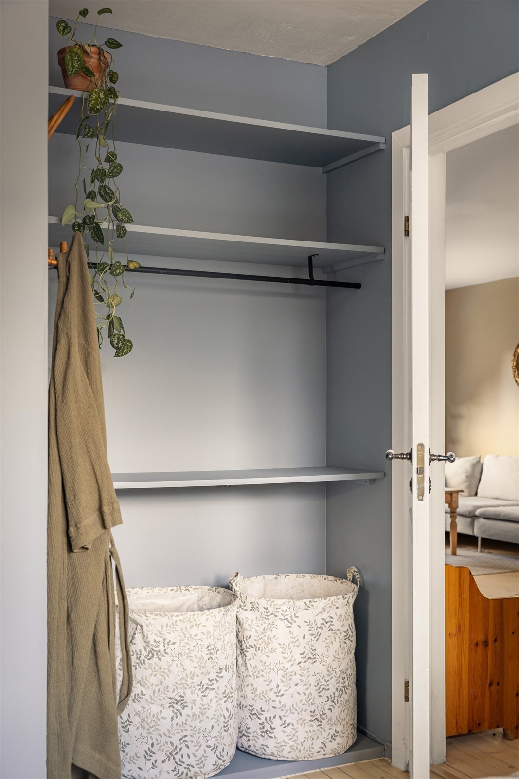 Rikelig med oppbevaringsmulighet i store skap og garderober. Galleribilde