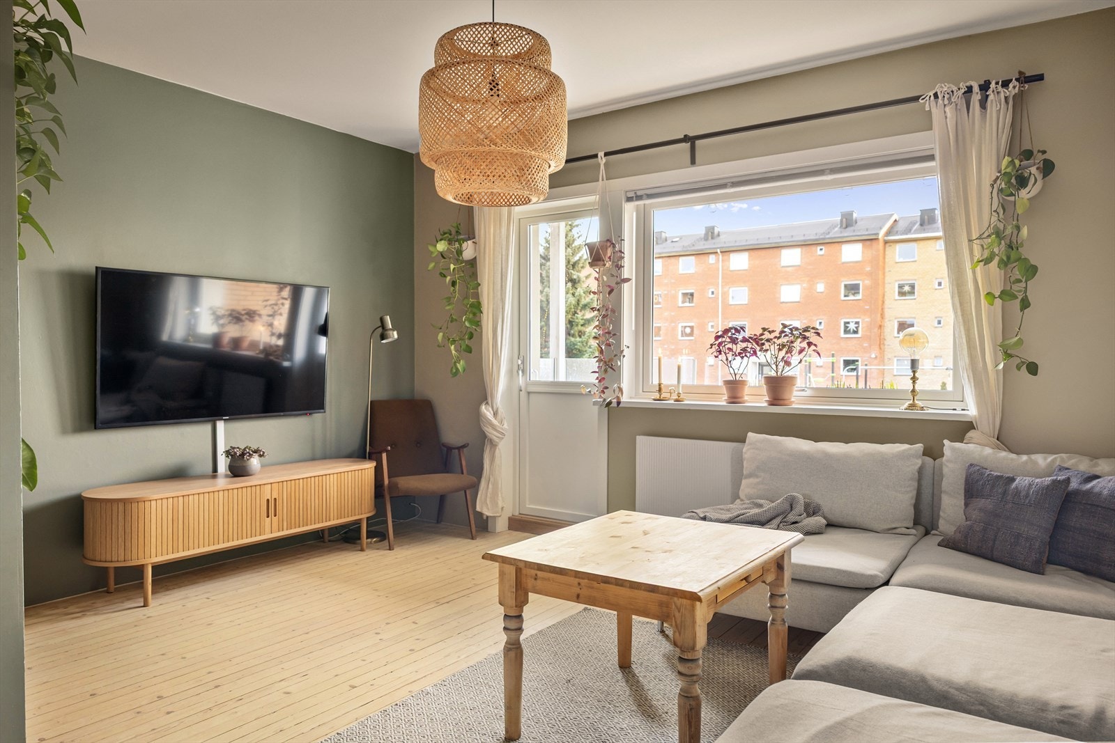 Pent tregulv som er slipt i 2023. Bidrar til sjarm og danner en fin ramme for boligen. Galleribilde