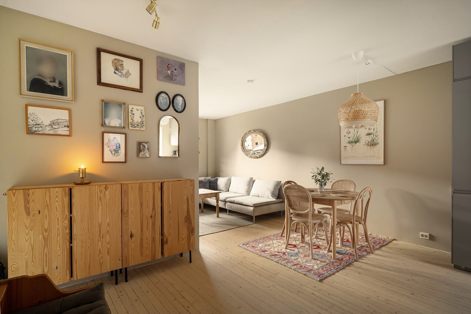 Passasje mellom entré og stue. Galleribilde