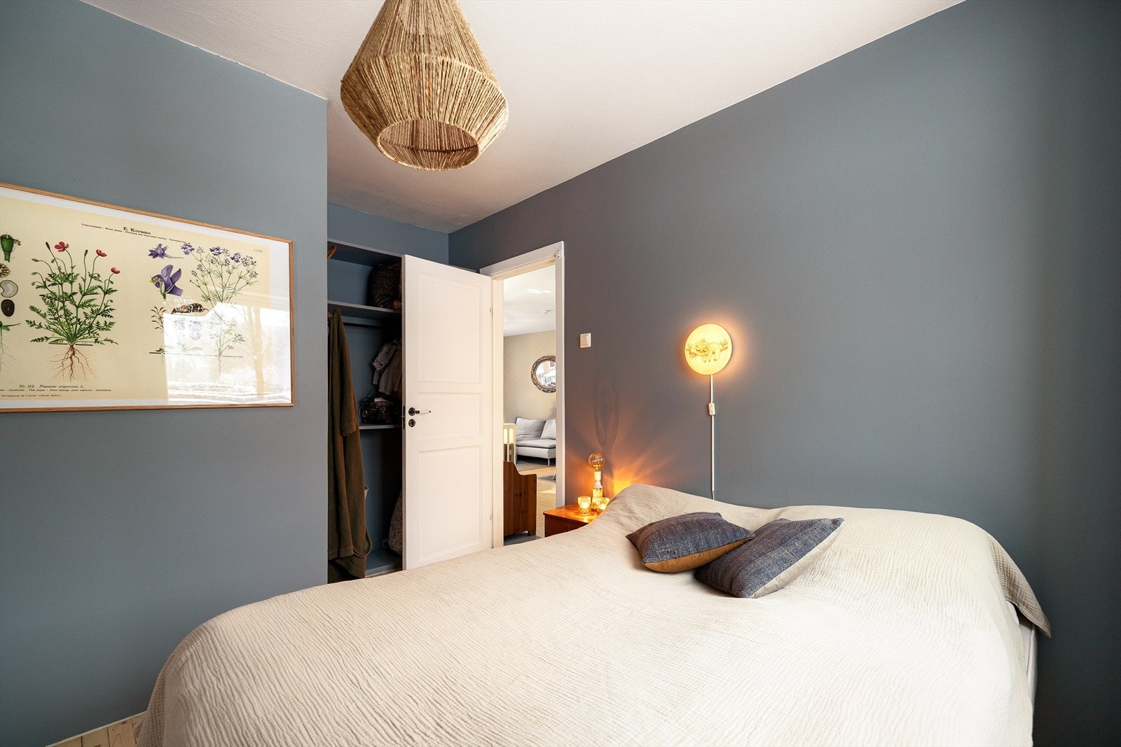 Oppbevaringsnisje bak dør. Galleribilde