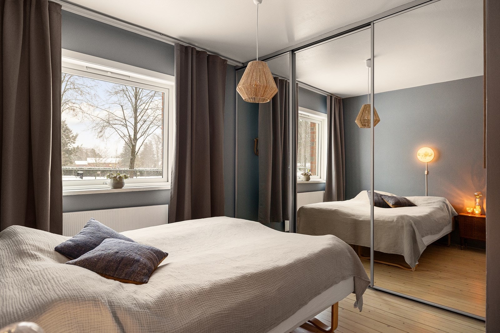 Stort og romslig hovedsoverom. Garderobeskapet er dypt. Galleribilde