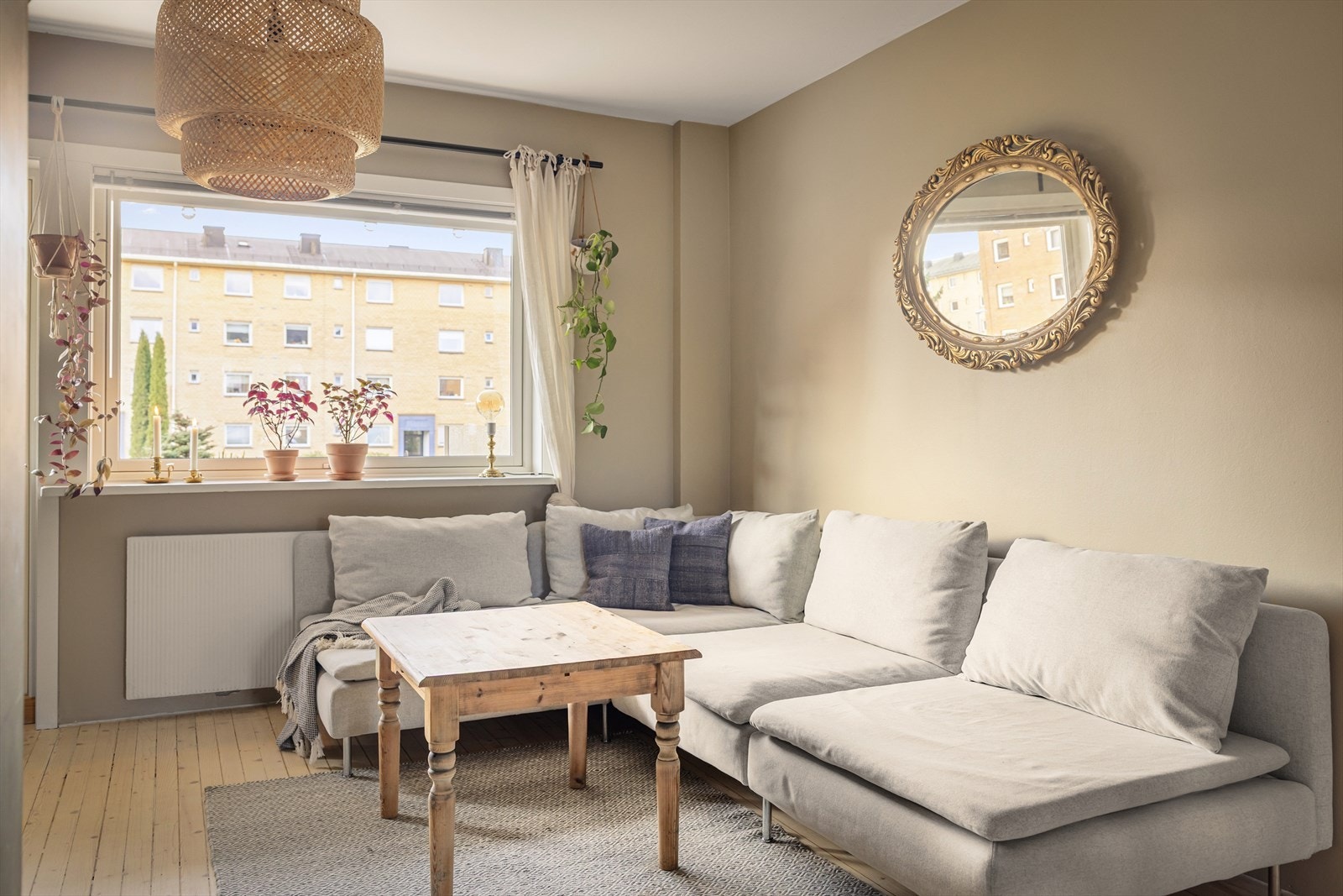 Radiatorene varmes opp via fjernvarme. Galleribilde