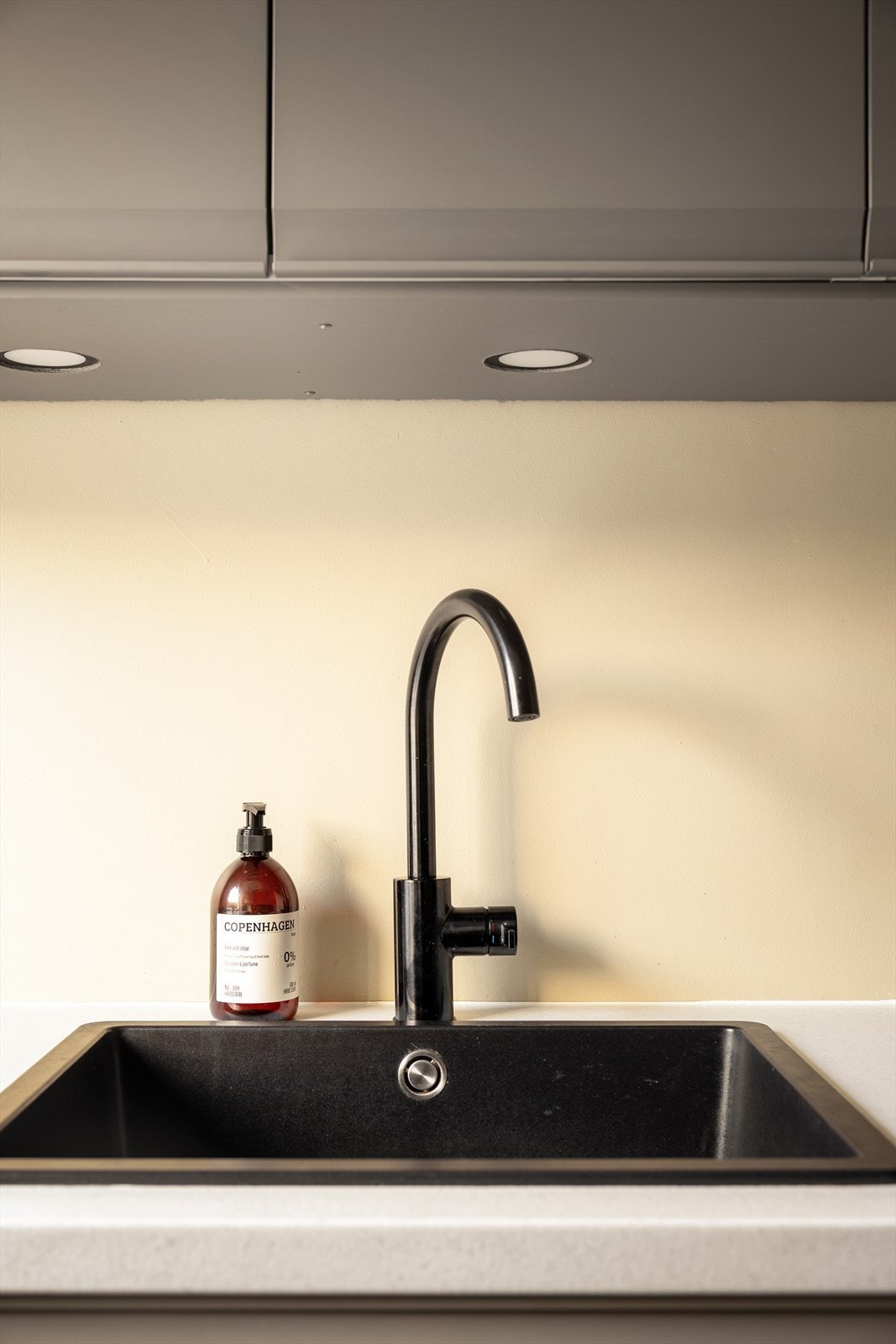 Etthånds blandebatteri over enkel utslagskum. Galleribilde