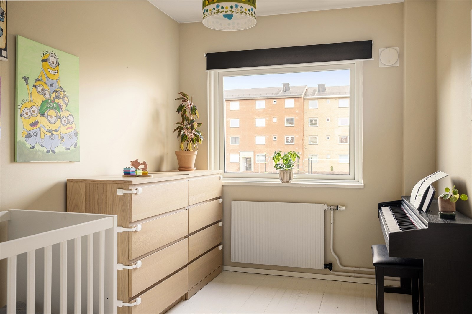 Barnerom/gjesterom/kontor. Også et flott og romslig rom med pent utsyn. Varmekilde på vegg med fjernvarme. Galleribilde