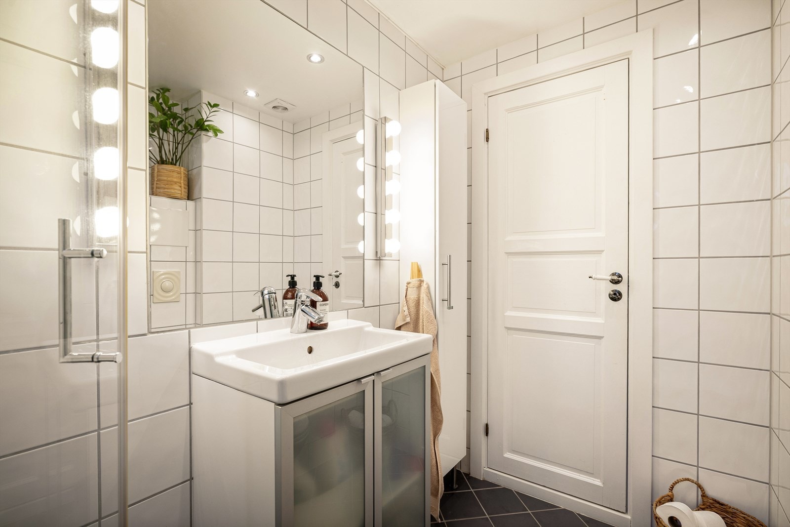 Speil med lys på vegg, stort servantskap. Galleribilde