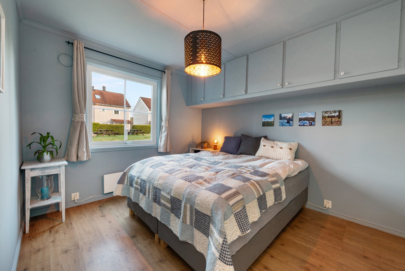 Stort soverom med vindu mot øst Galleribilde