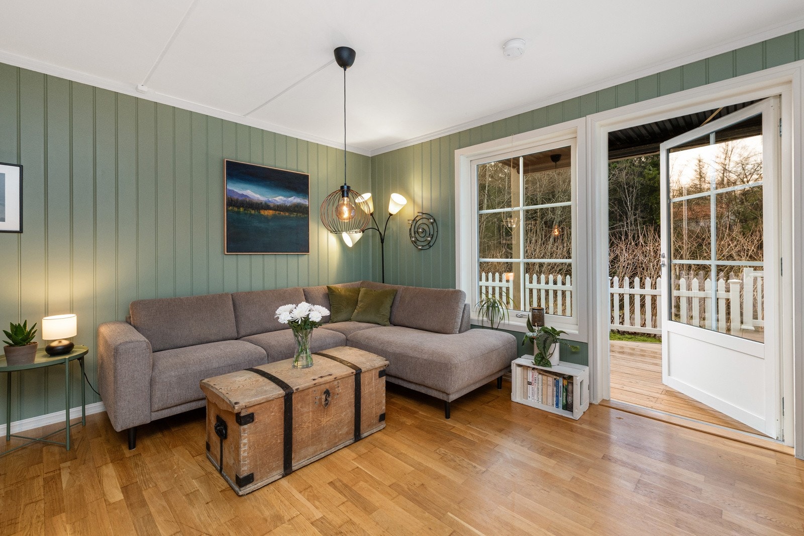 Fra stuen er det utgang til terassen og hagen Galleribilde